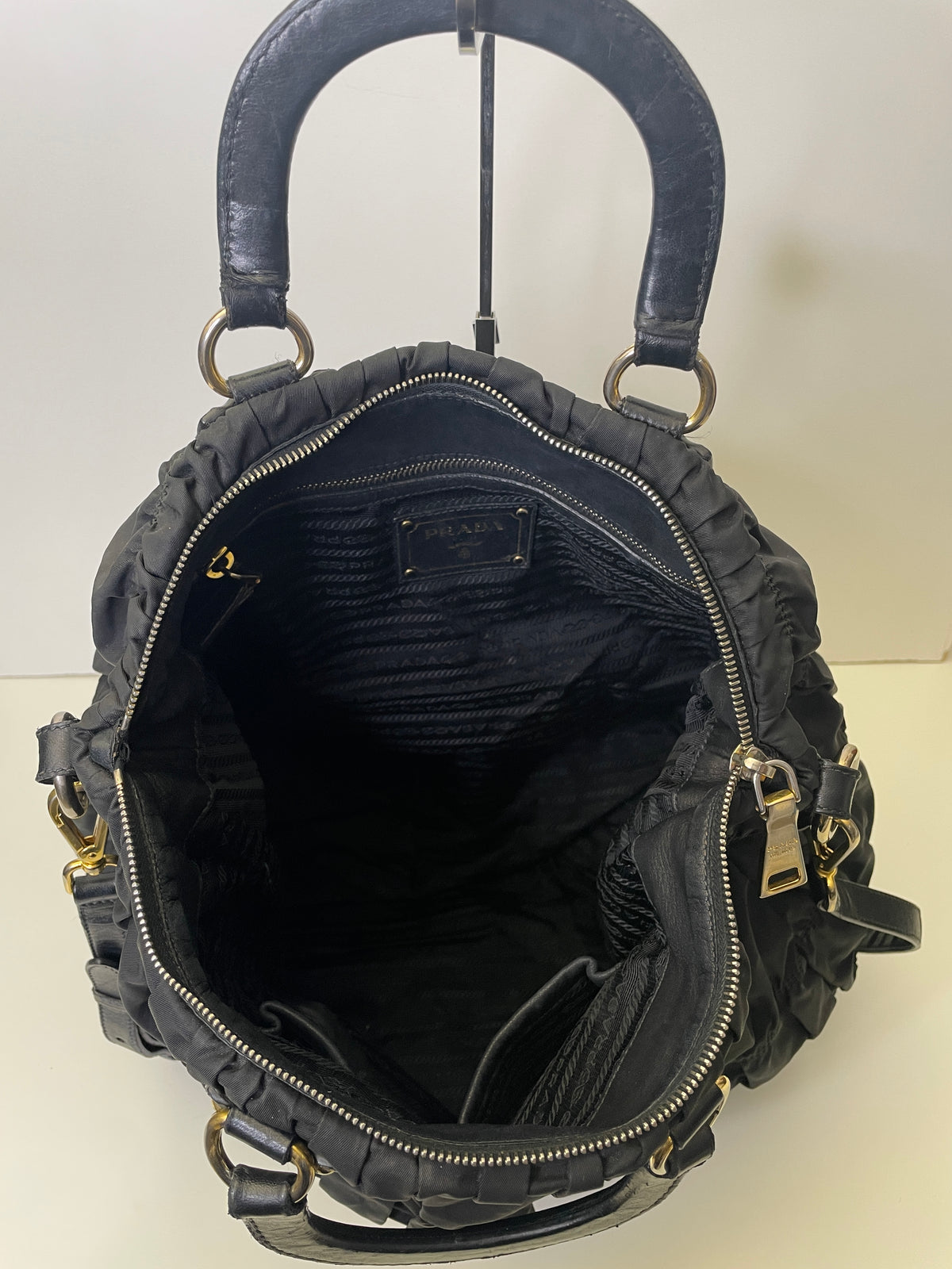 Prada - Shopper Goffrata in Nylon Nera con Manici Piccoli Rigidi