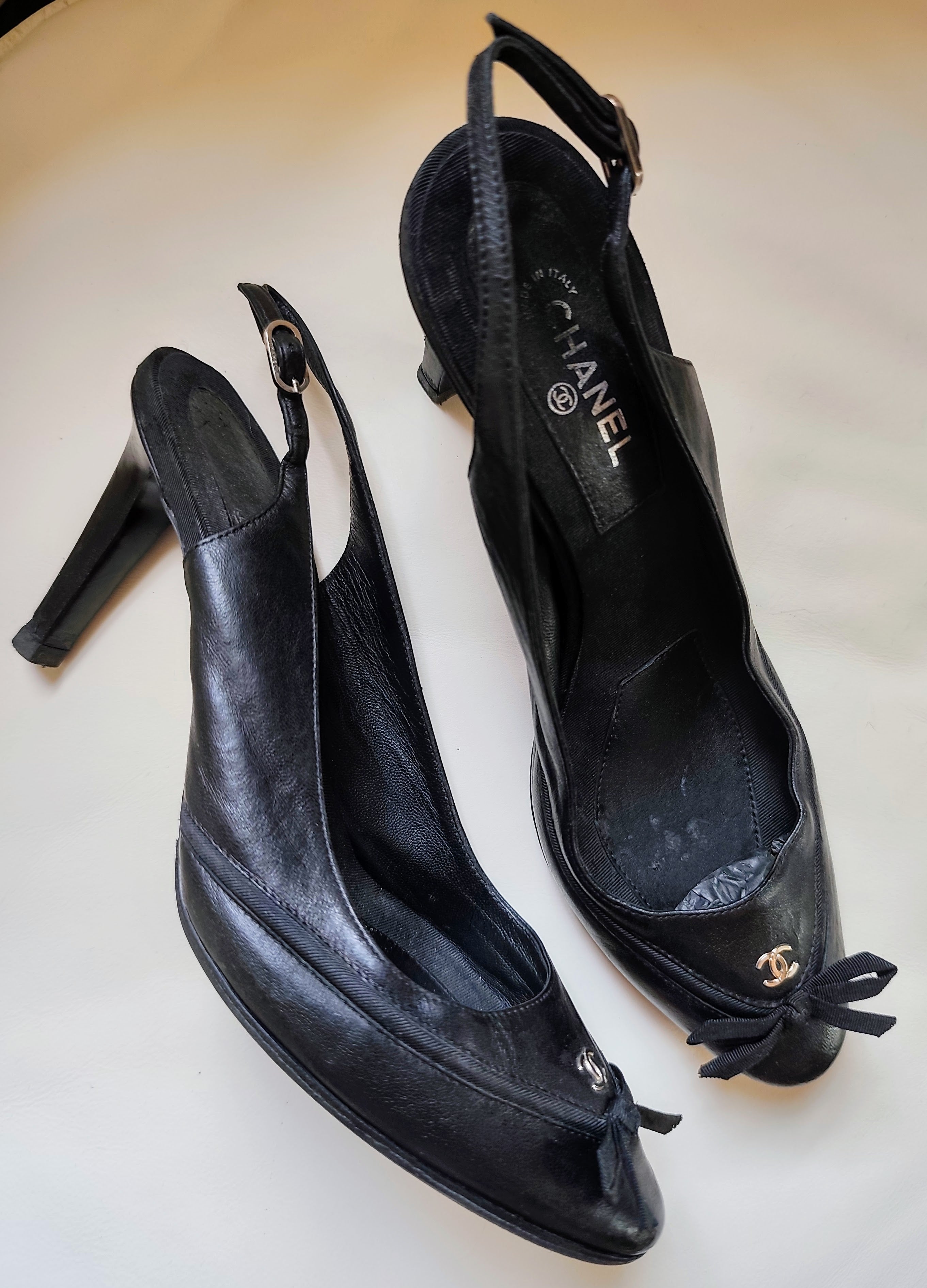 Chanel – Slingback Décolleté in Pelle Nera con Tacco