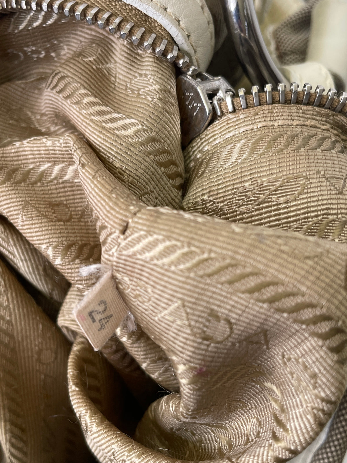Prada - Hobo/Tote 2024 Logo Jacquard Canapa con Inserzioni in Pelle Bianca