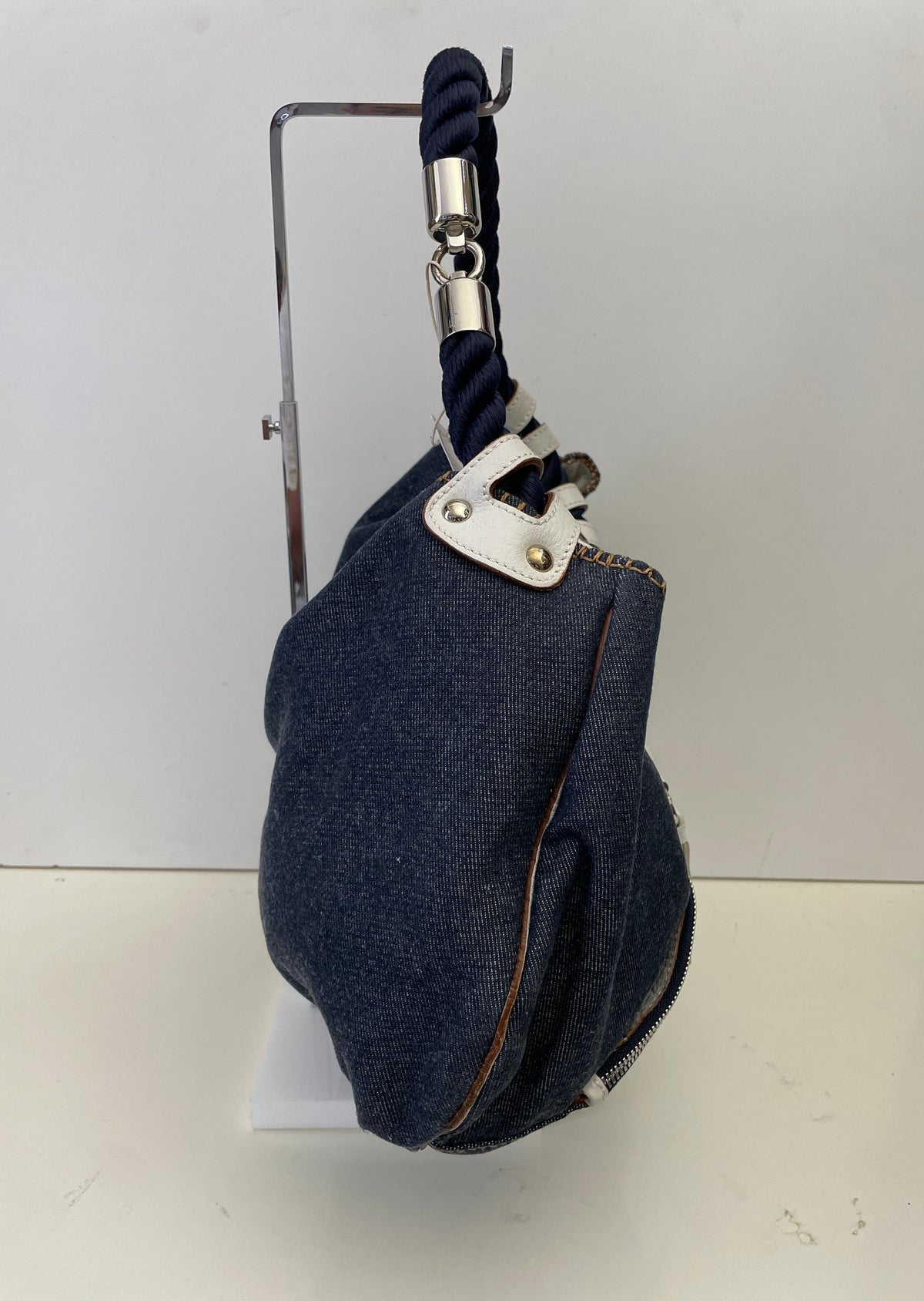 Ferragamo - Borsa a Spalla mod. "ROPE" denim blu con inserti in pelle bianca e manico corda