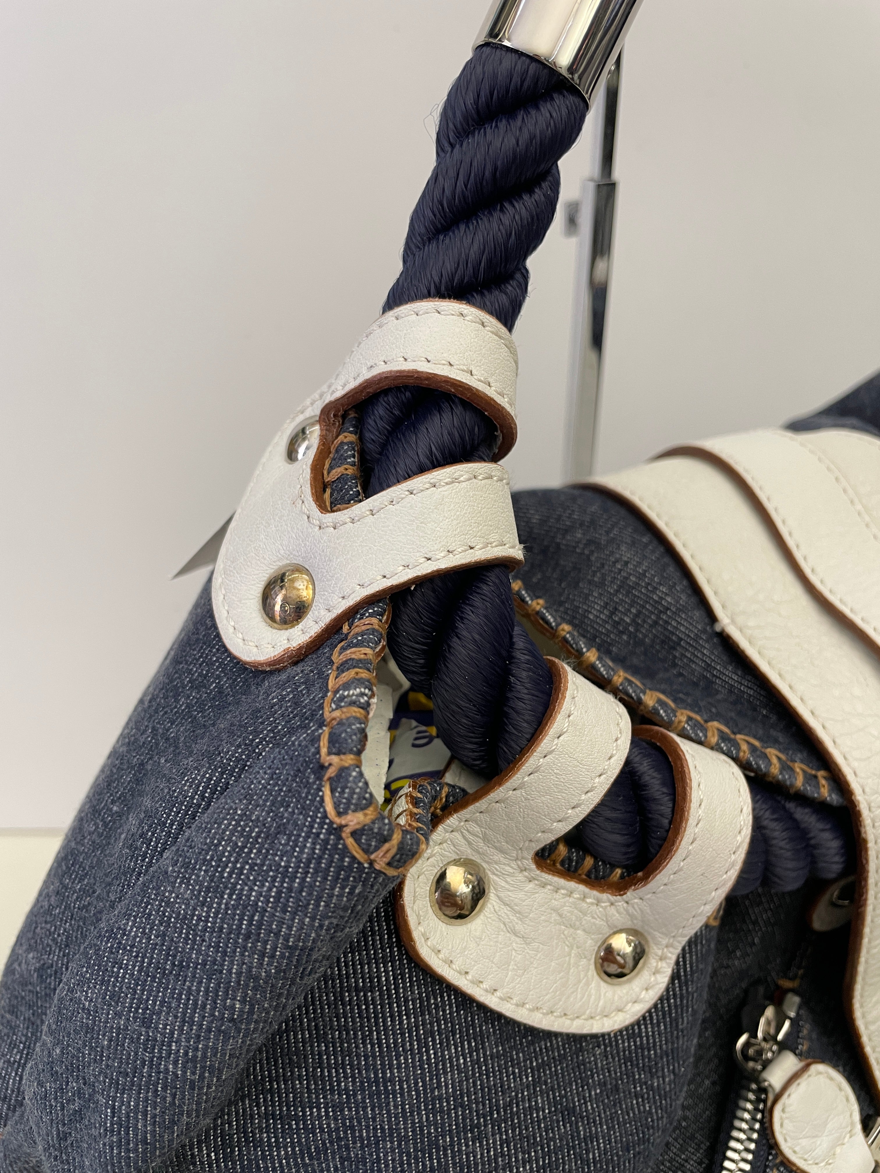 Ferragamo - Borsa a Spalla mod. "ROPE" denim blu con inserti in pelle bianca e manico corda