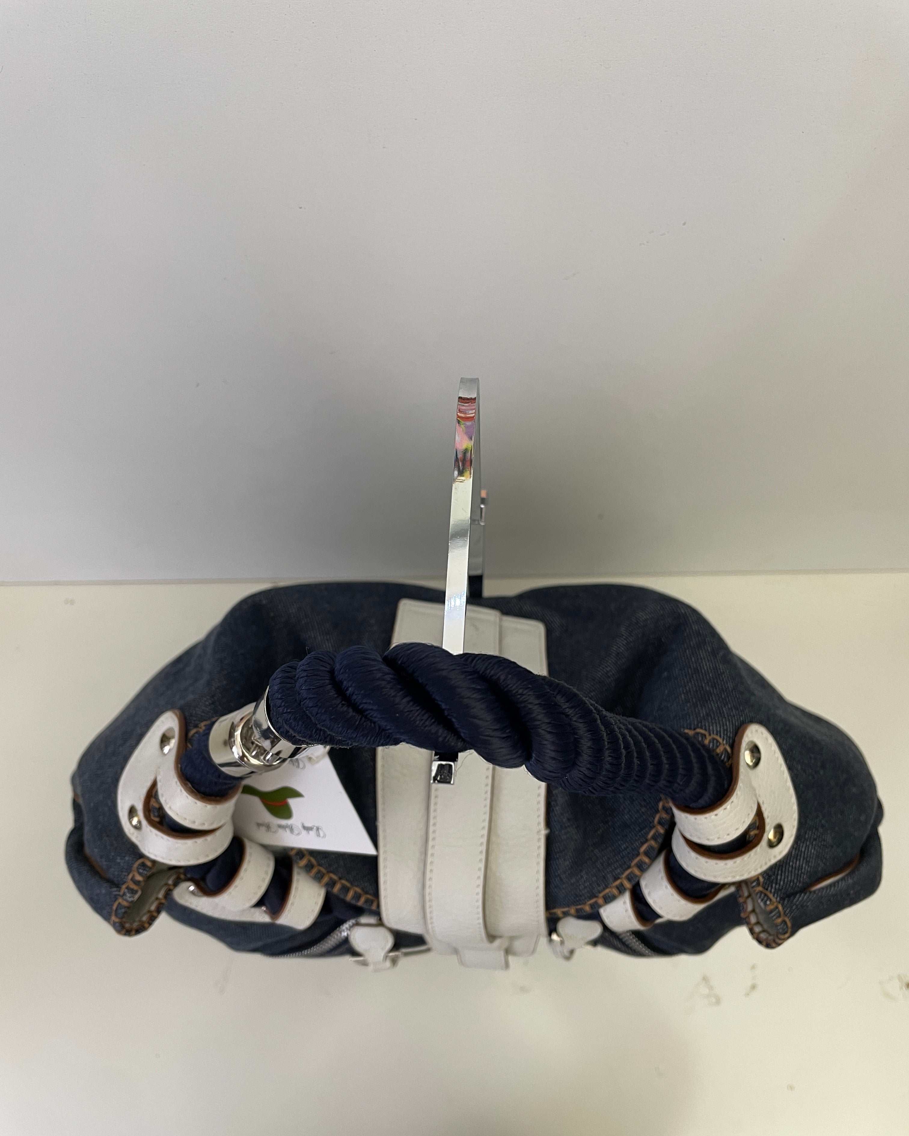 Ferragamo - Borsa a Spalla mod. "ROPE" denim blu con inserti in pelle bianca e manico corda