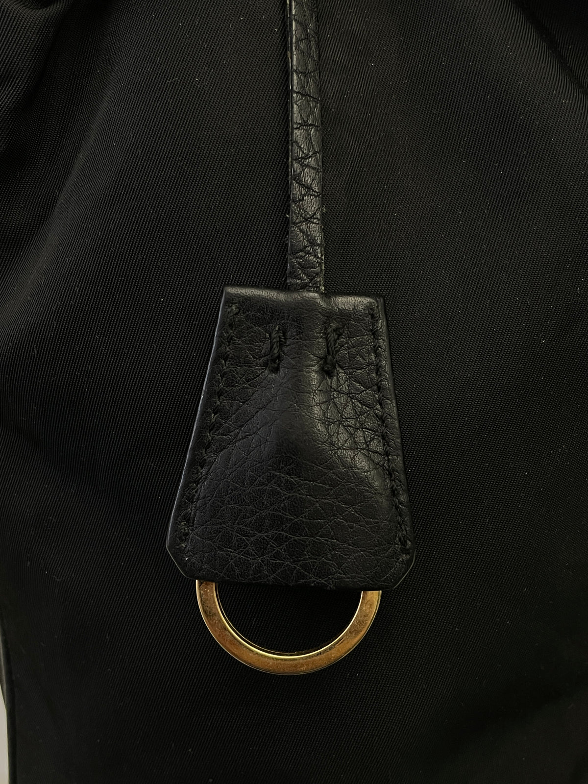 Prada - Secchiello in nylon nero