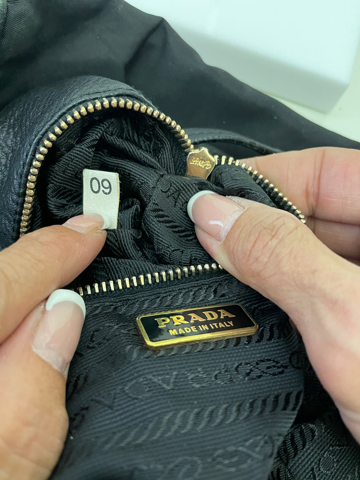 Prada - Secchiello in nylon nero