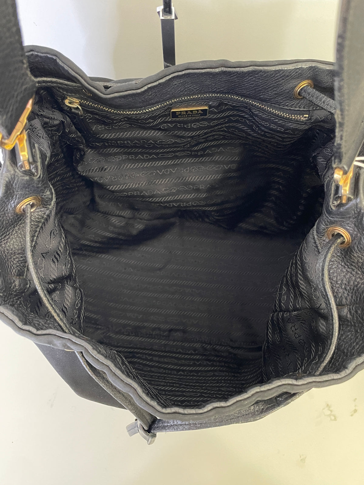 Prada - Secchiello in nylon nero