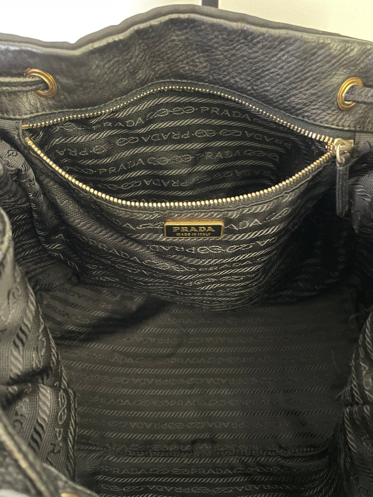Prada - Secchiello in nylon nero