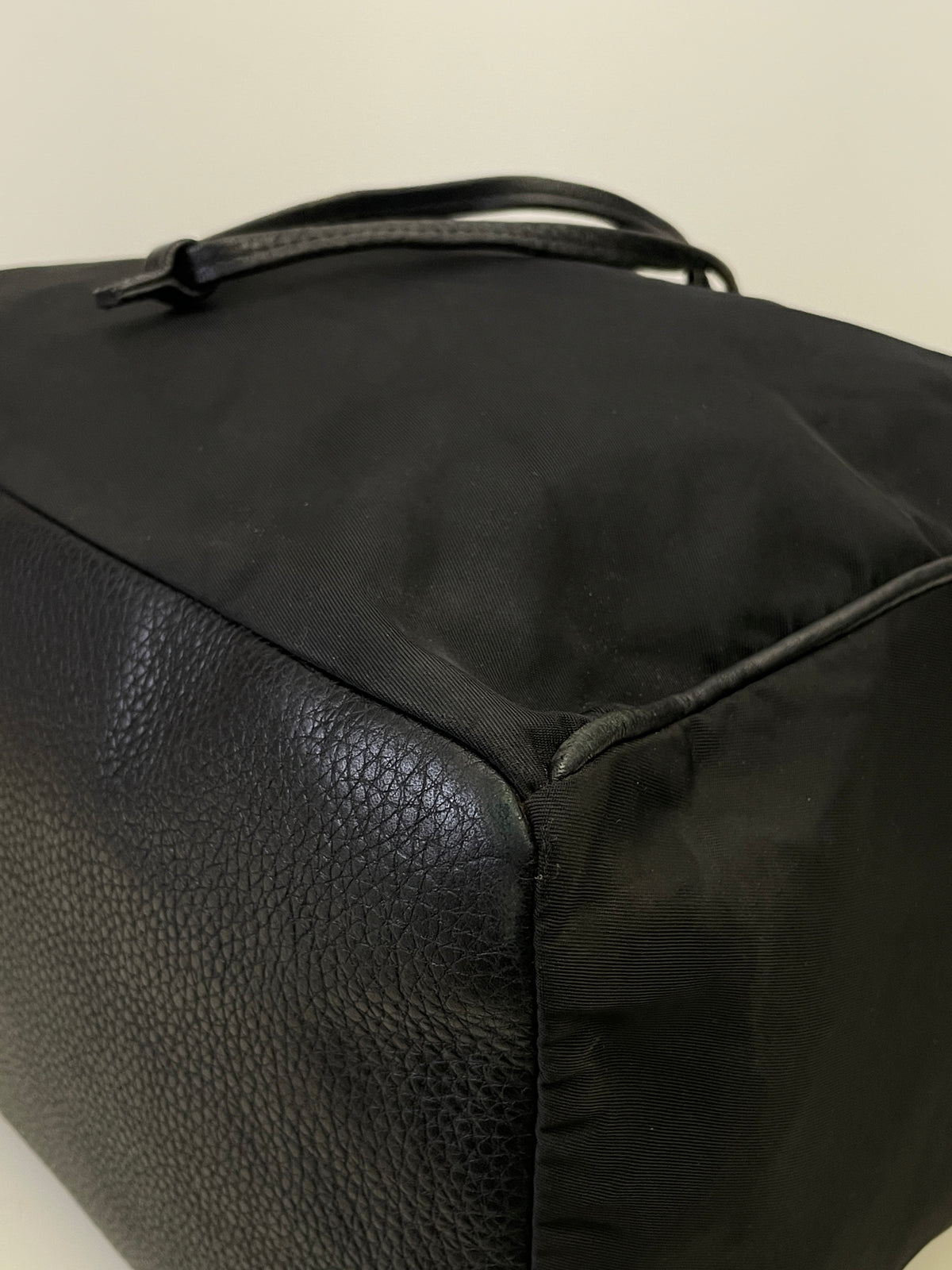 Prada - Secchiello in nylon nero