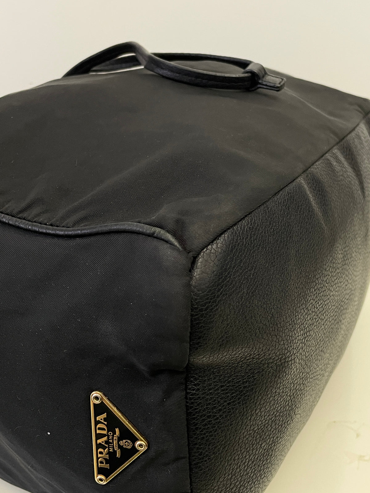 Prada - Secchiello in nylon nero