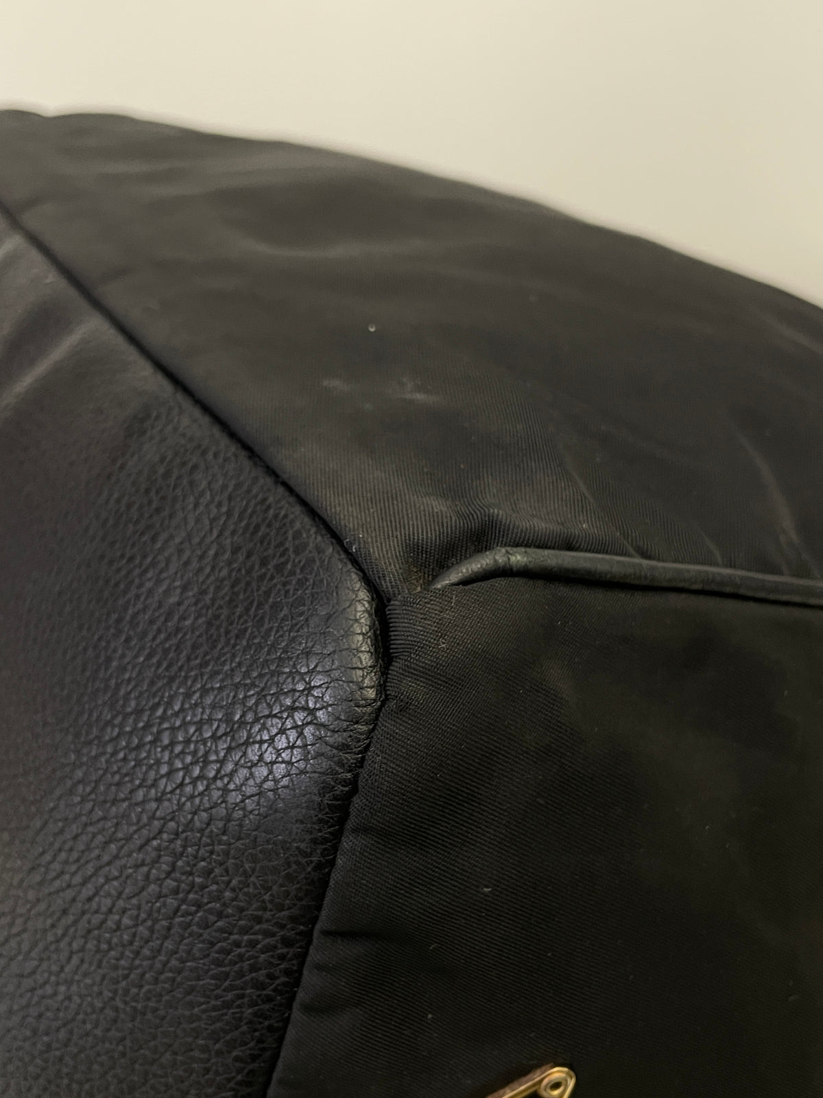 Prada - Secchiello in nylon nero