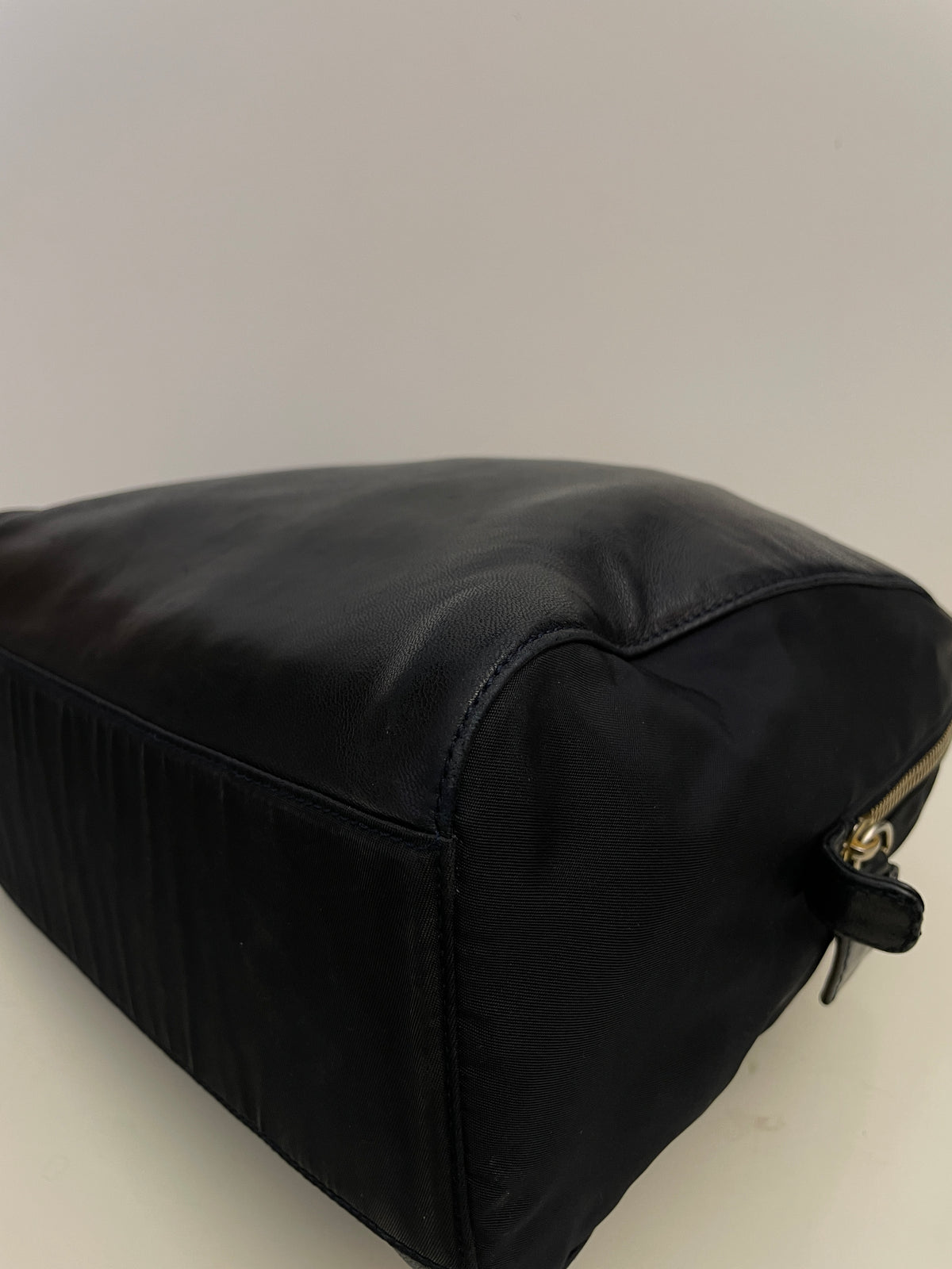 Prada - Borsa A Spalla Logo Impresso Vintage In Pelle E Nylon Blu Scuro&nbsp;Con Tracolla Con Catene