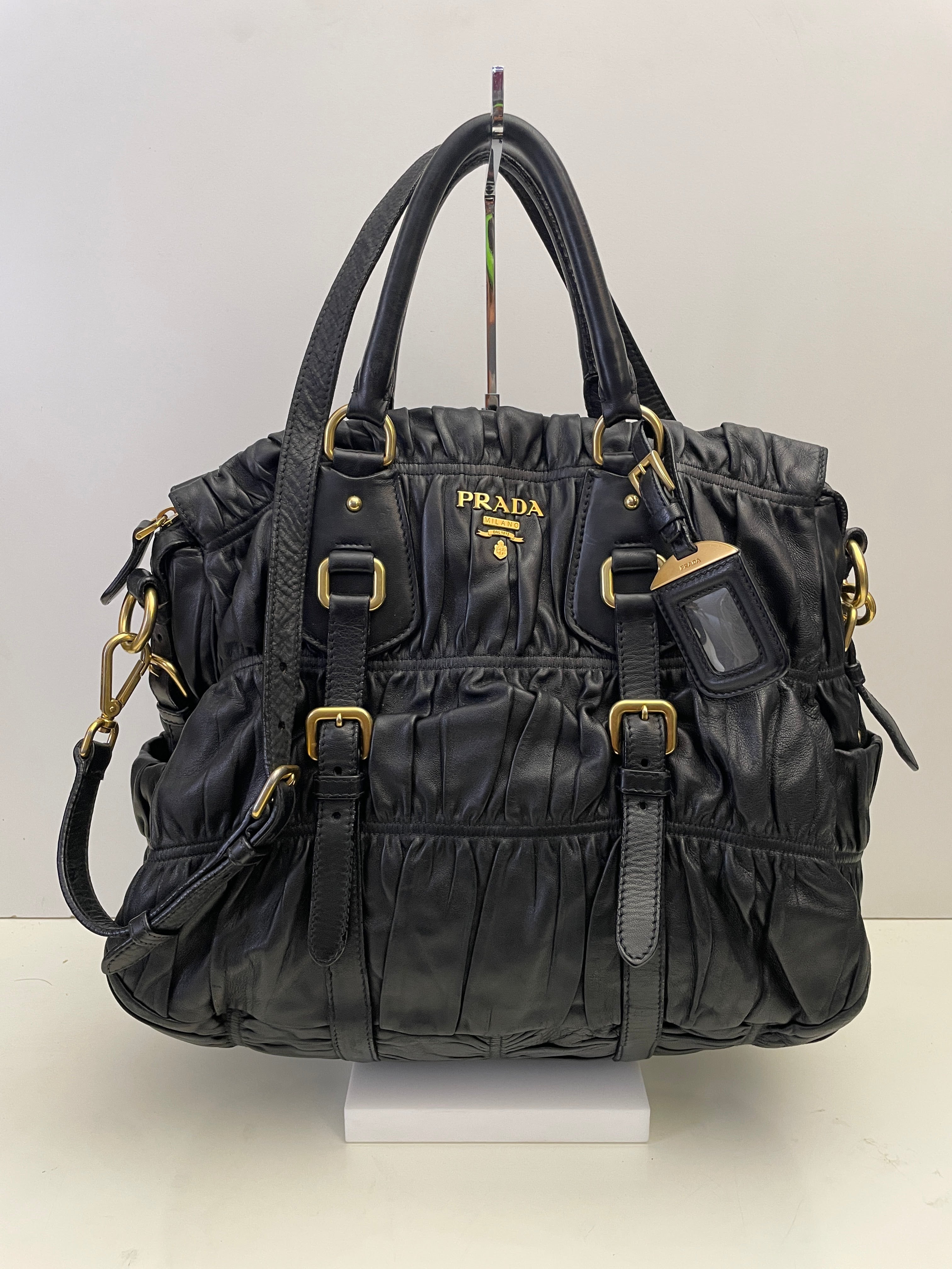 Prada - Tote Goffrata/Matelassè pelle nera cerniera con tracolla e tasche laterali