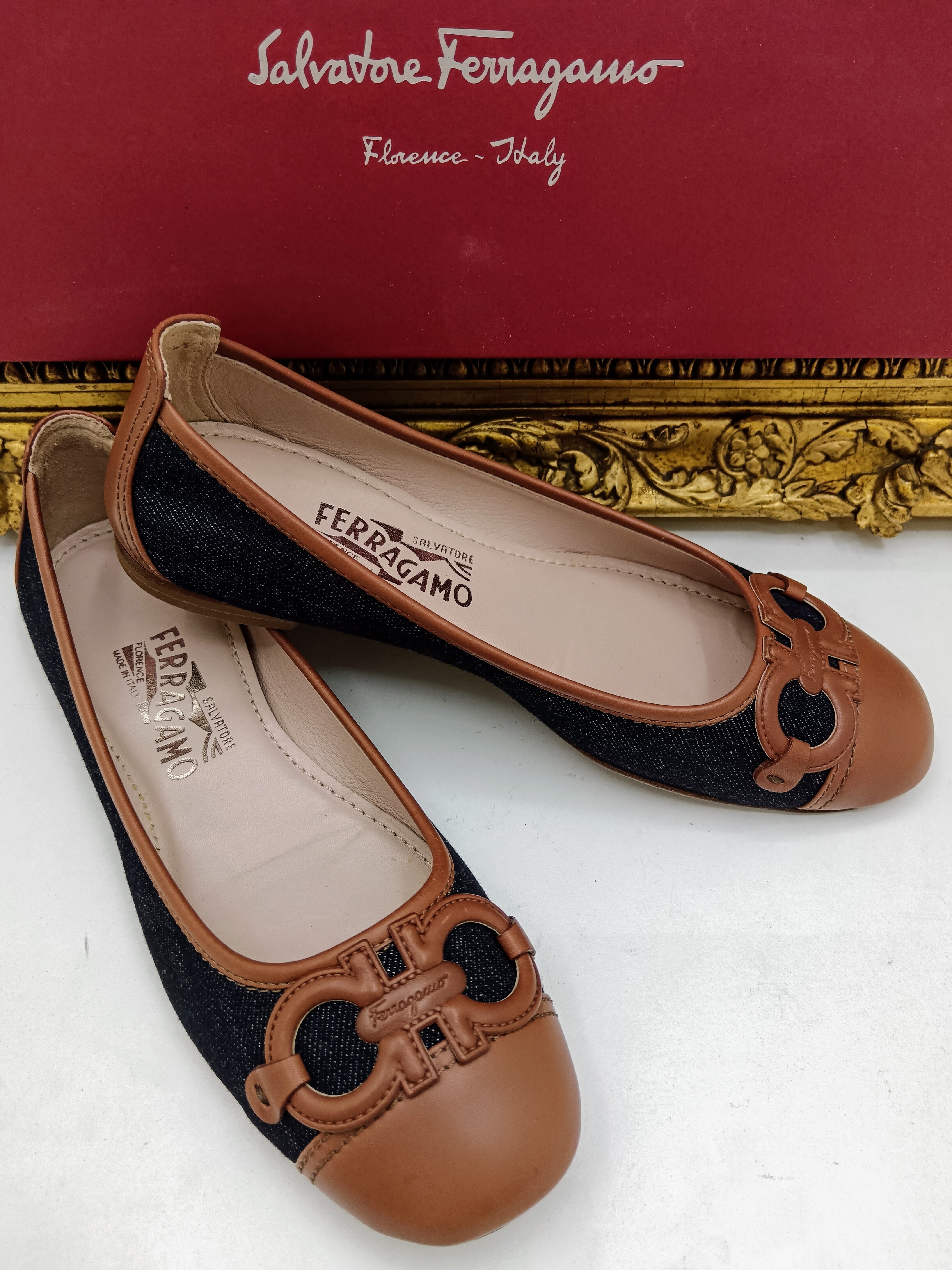 Salvatore Ferragamo – Ballerine Big Logo in Denim e Pelle Cognac – Full Set