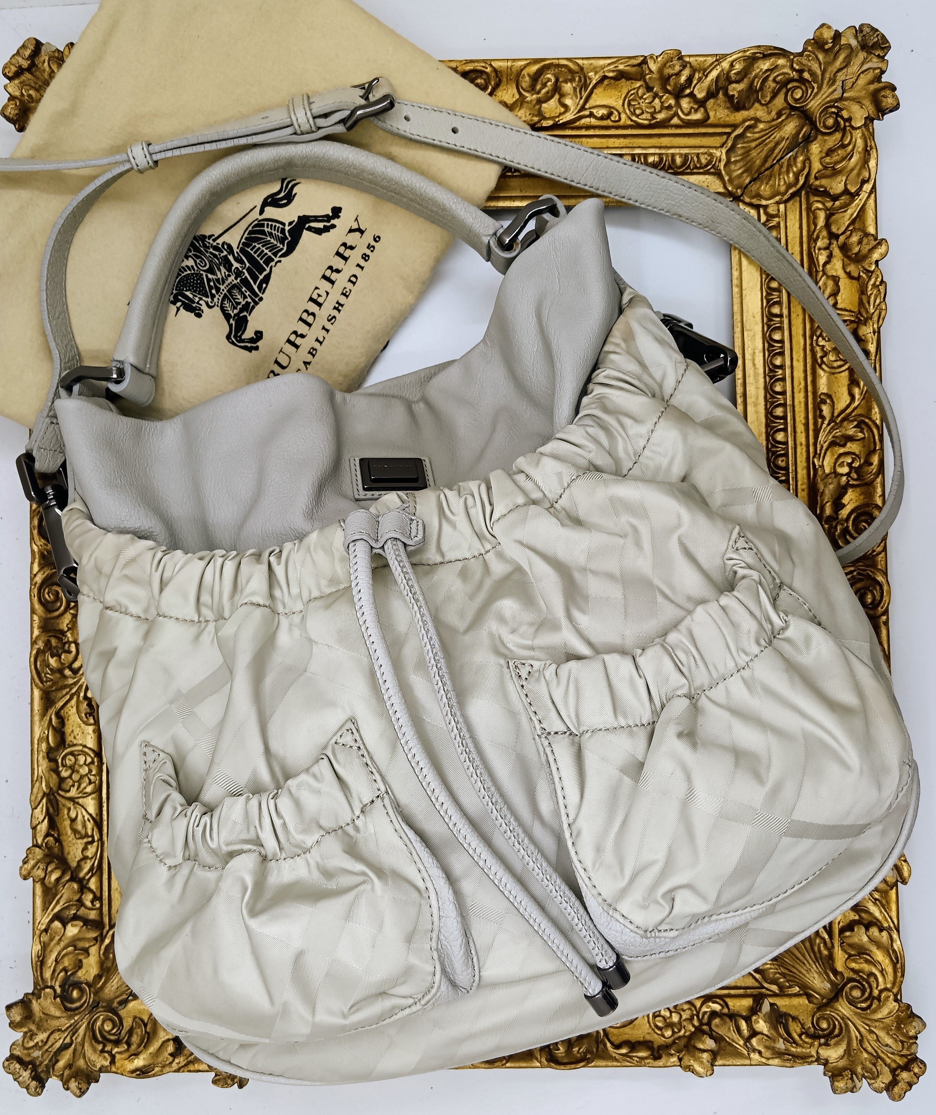 Burberry – Borsa secchiello a spalla in pelle e tessuto check grigio chiaro