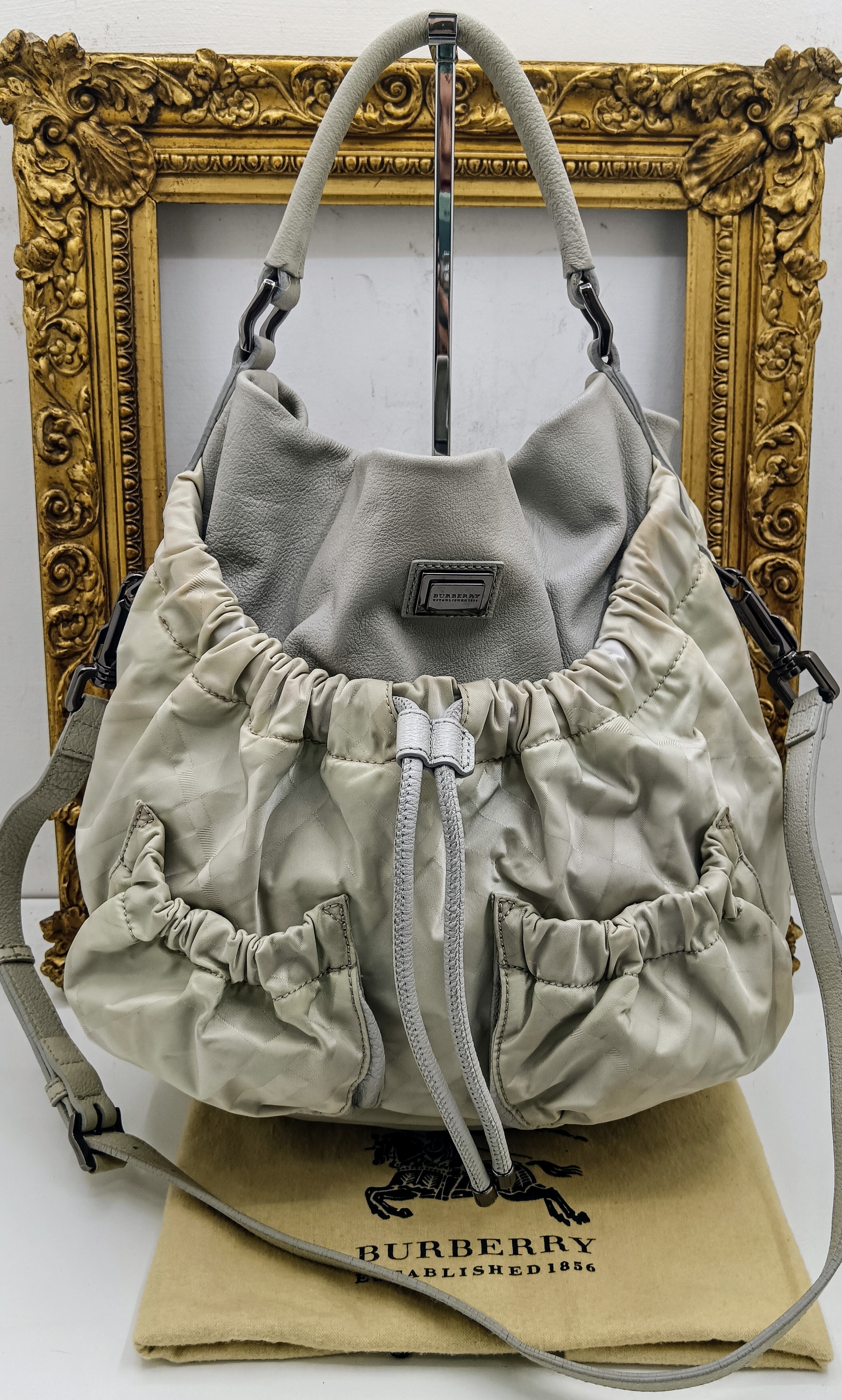 Burberry – Borsa secchiello a spalla in pelle e tessuto check grigio chiaro