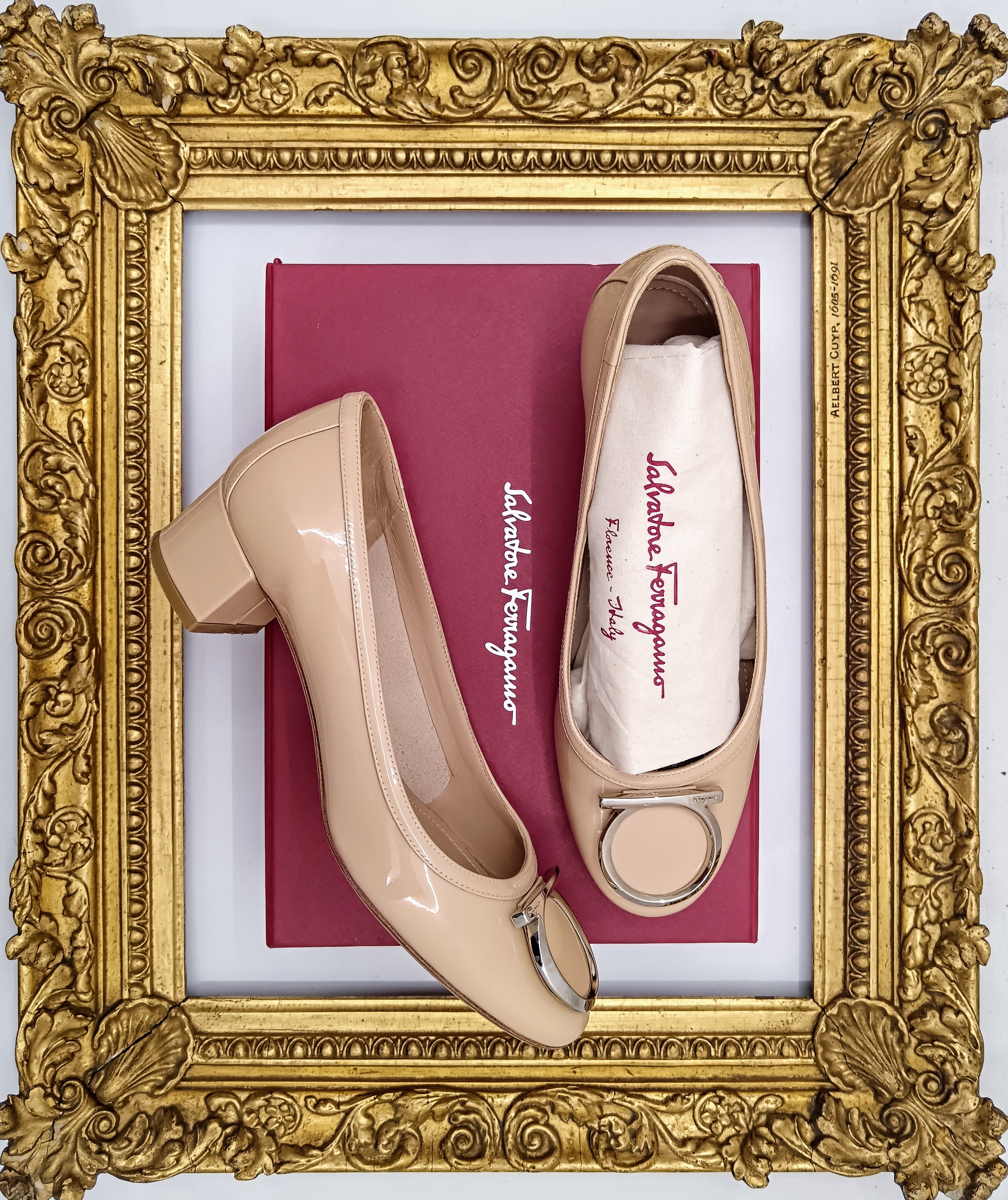 Ferragamo Salvatore – Décolleté Pumps Big Logo in Vernice