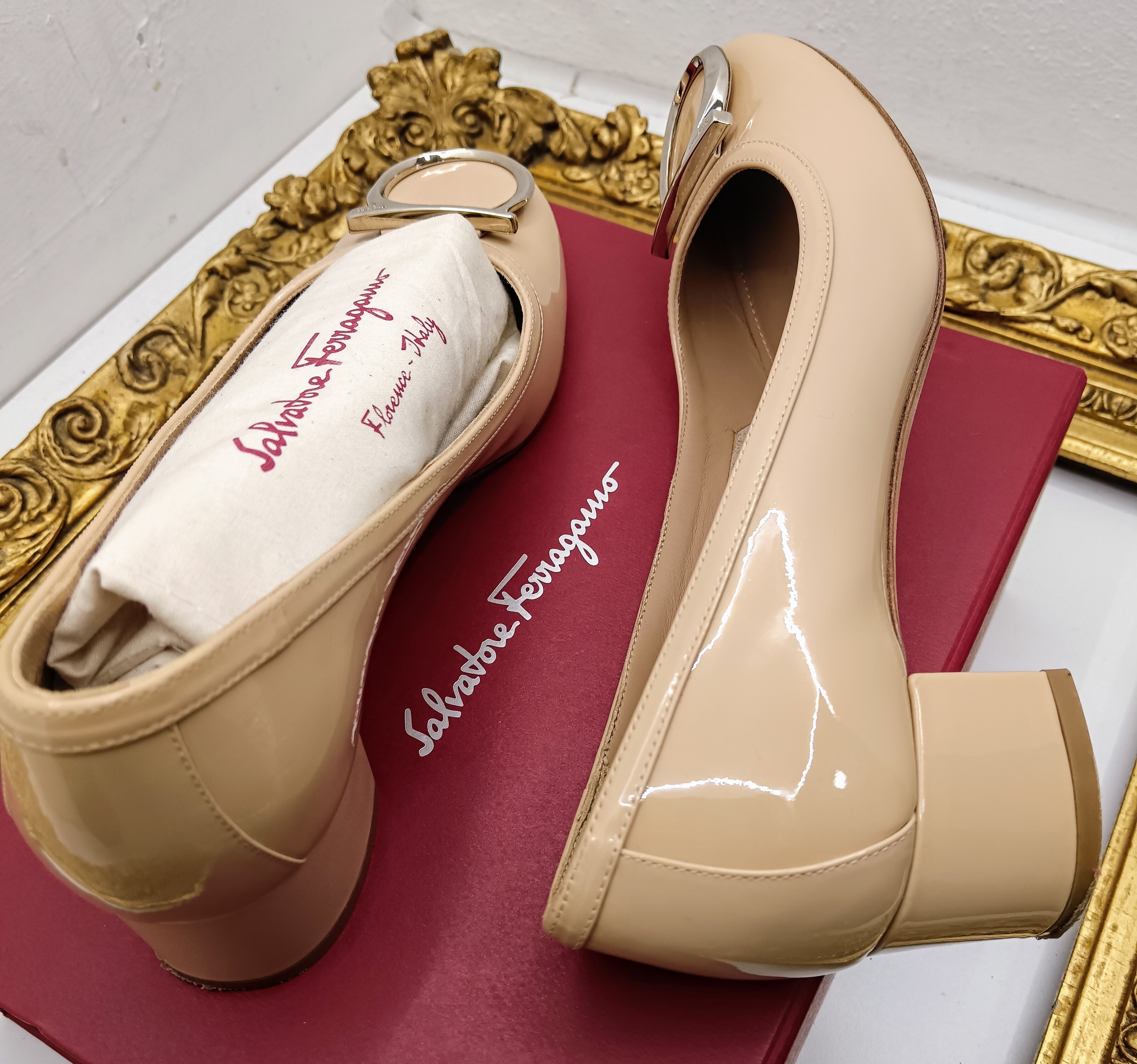 Ferragamo Salvatore – Décolleté Pumps Big Logo in Vernice