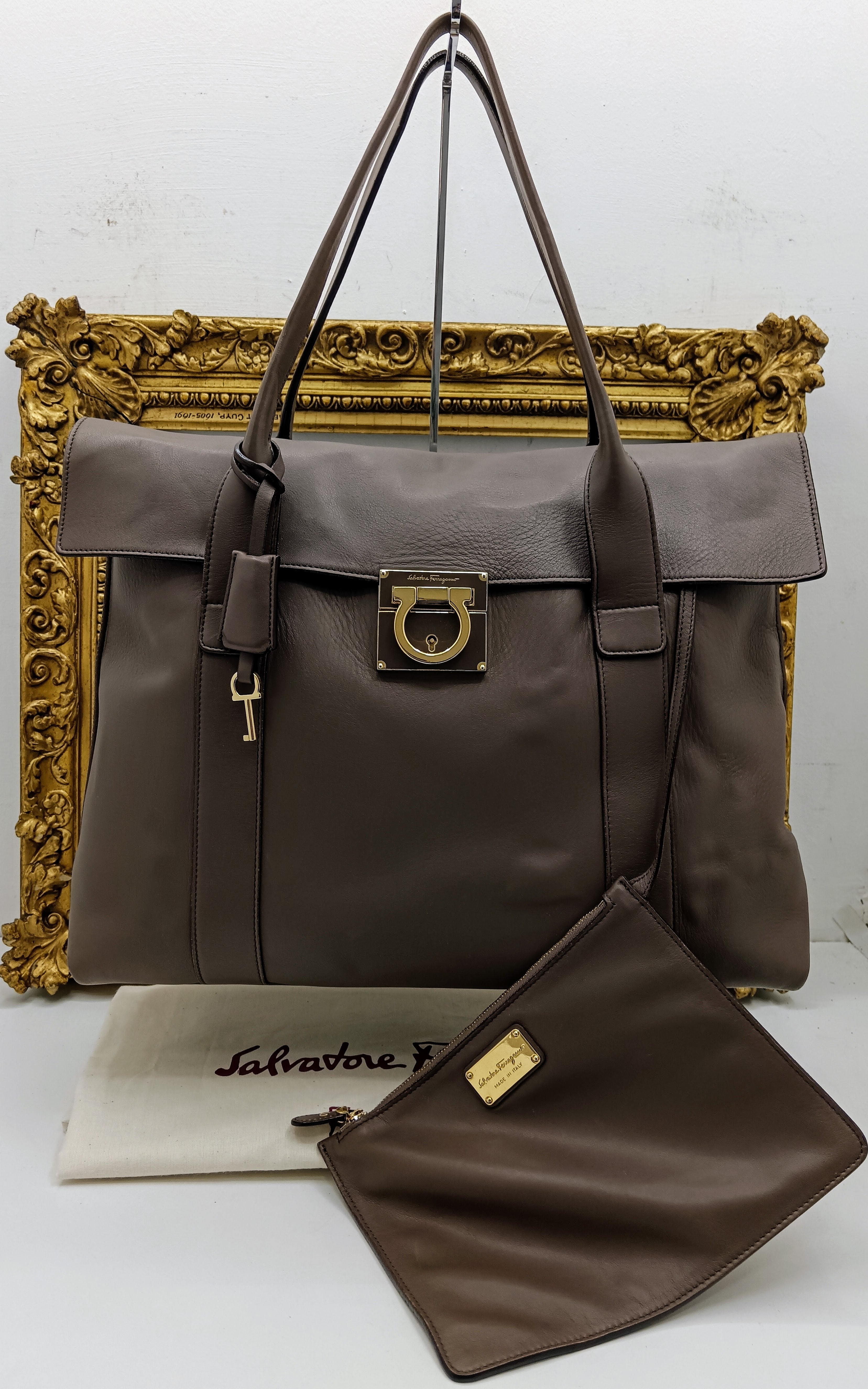 Ferragamo Salvatore– Borsa Shopper Big Logo in Pelle Liscia Tortora con Pochette