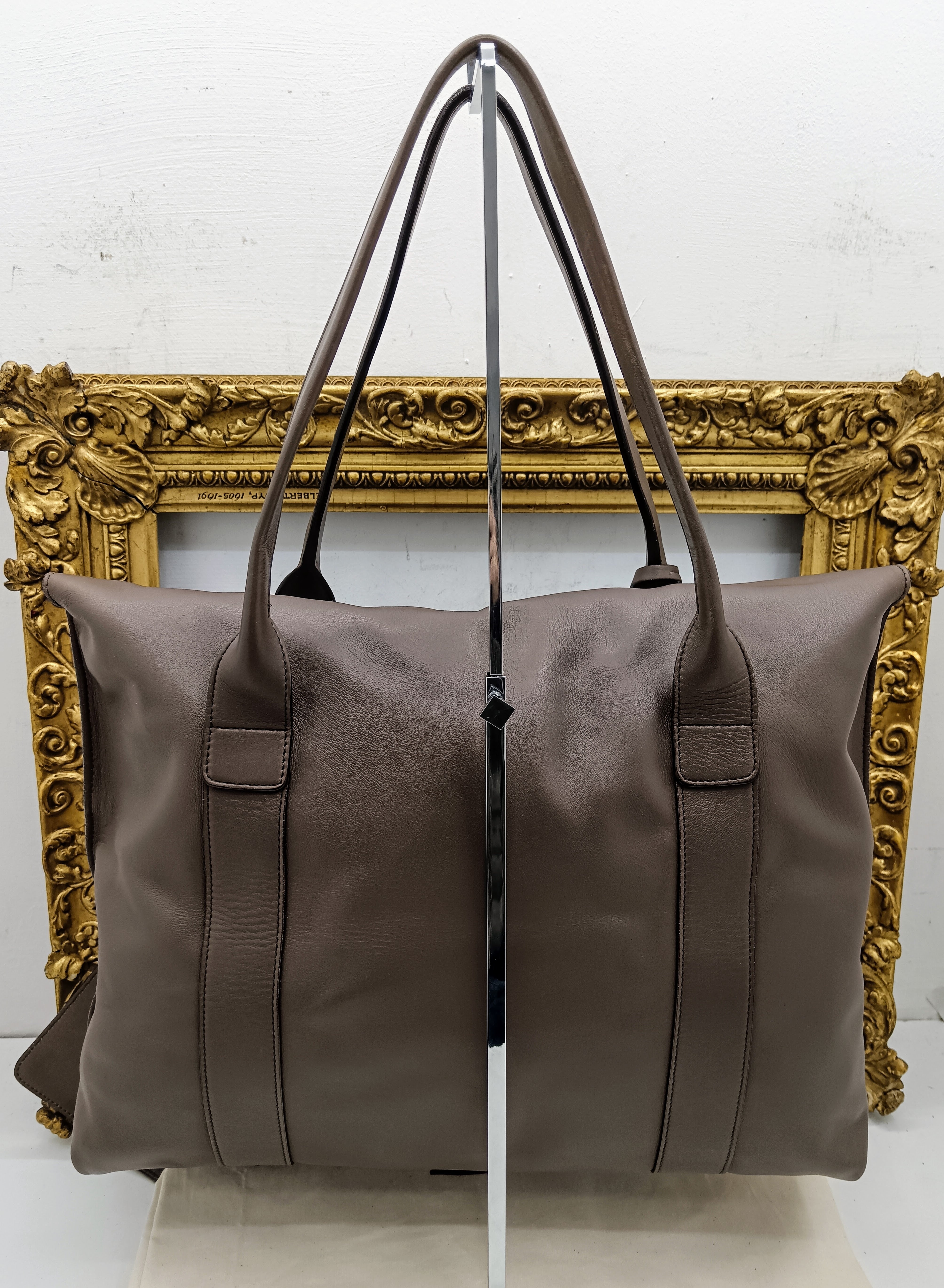 Ferragamo Salvatore– Borsa Shopper Big Logo in Pelle Liscia Tortora con Pochette