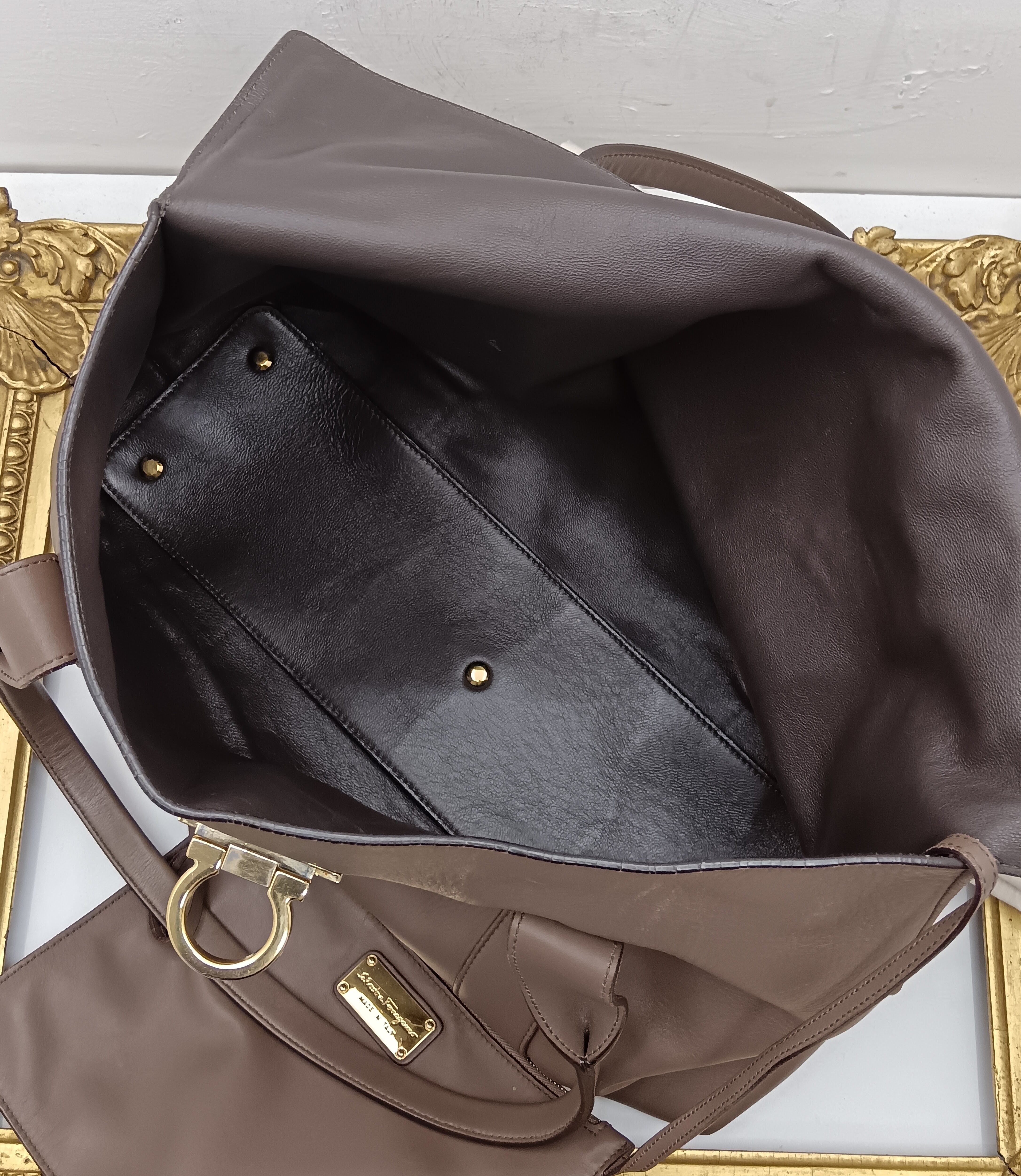 Ferragamo Salvatore– Borsa Shopper Big Logo in Pelle Liscia Tortora con Pochette