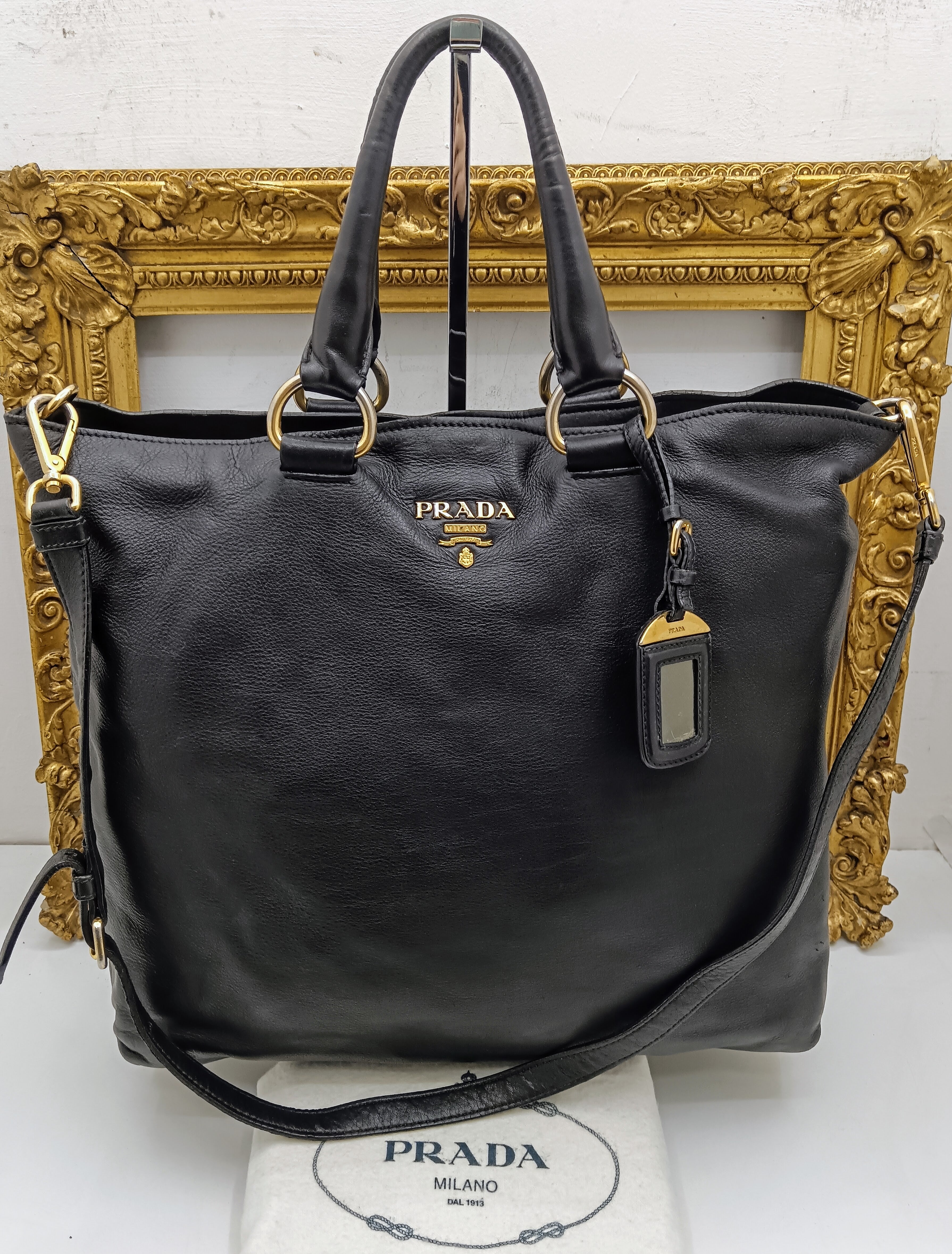 Prada – Borsa Shopper Lettering a Spalla in Pelle Nera con tracolla