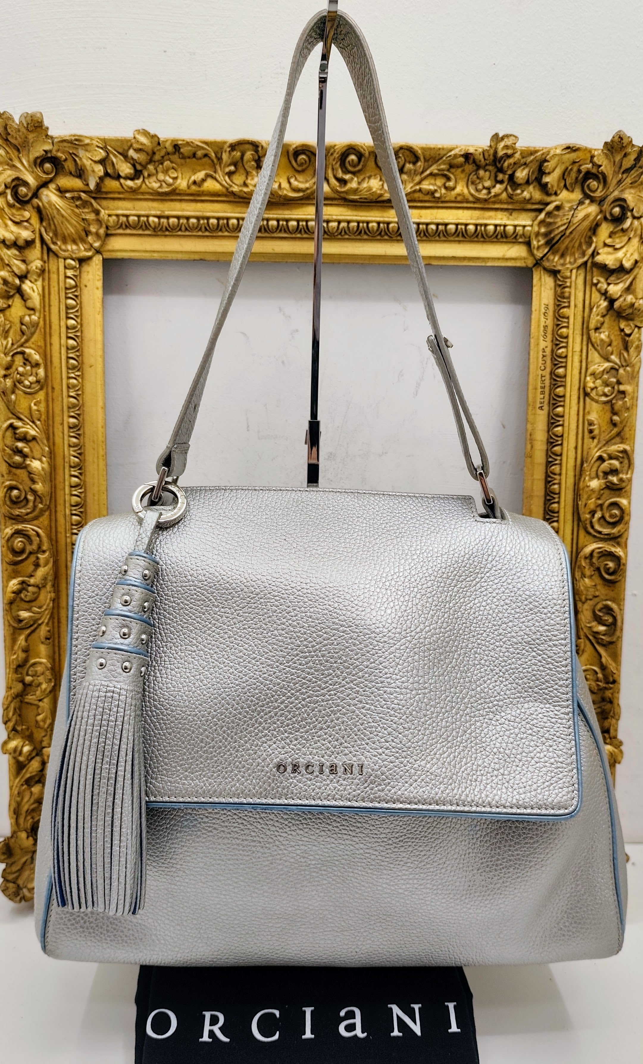 Orciani – Sveva Soft Media Pelle Martellata Argento con Profili Azzurri e Charm Nappina