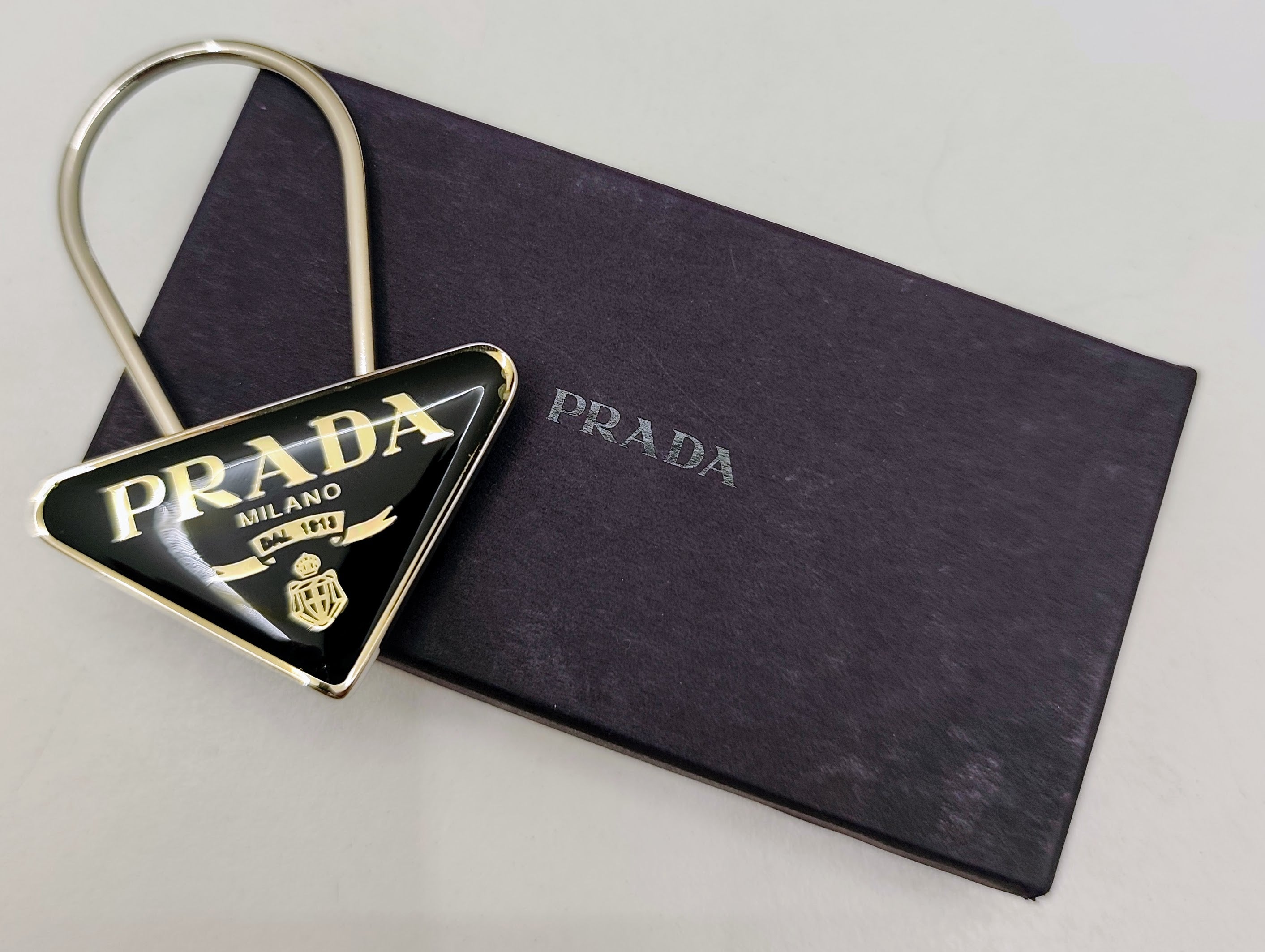 Prada – Portachiavi Metallo Logo Triangolo Smaltato Nero
