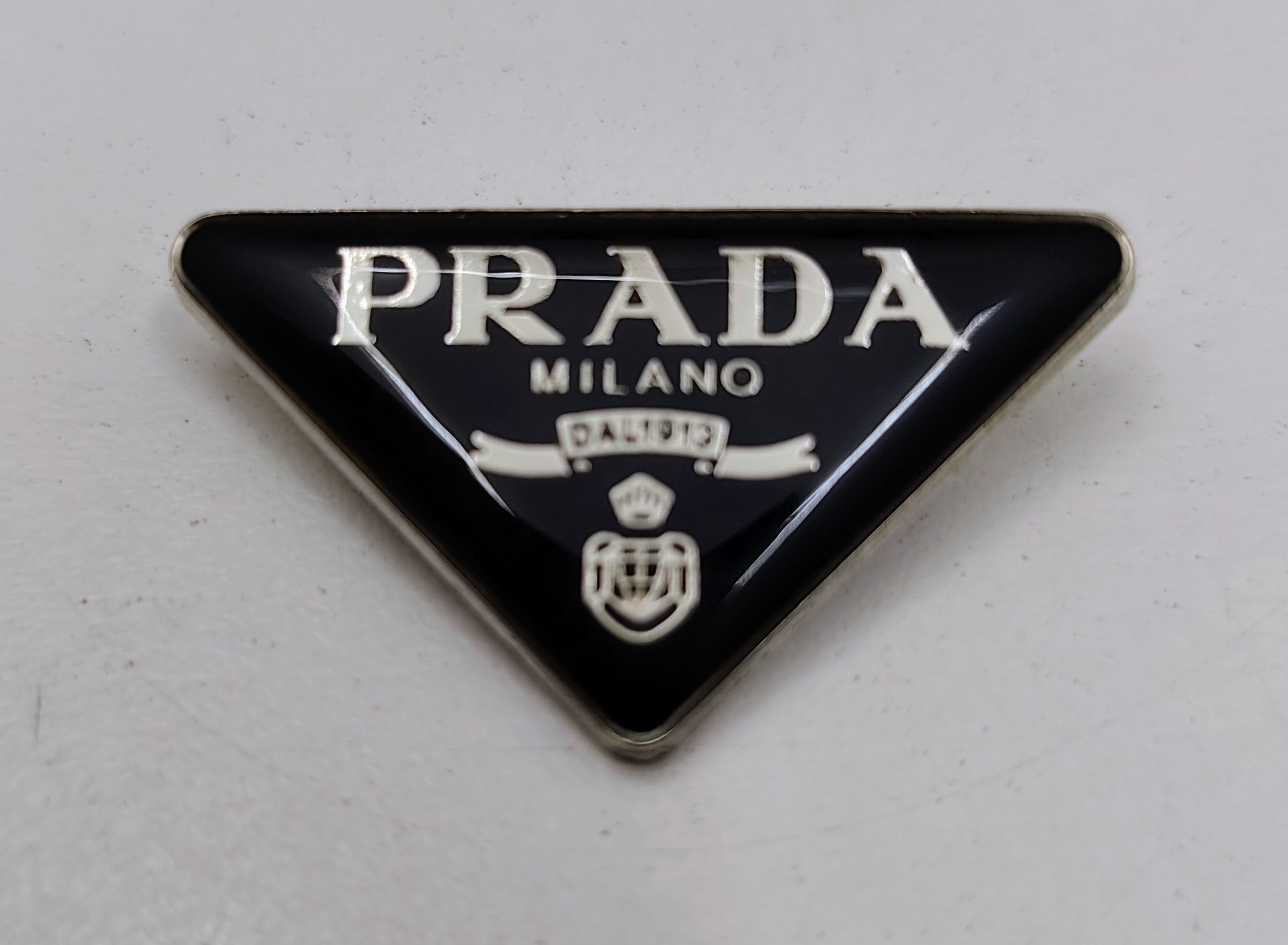 Prada – Spilla Triangolo Smaltato Nero in Acciaio Vintage