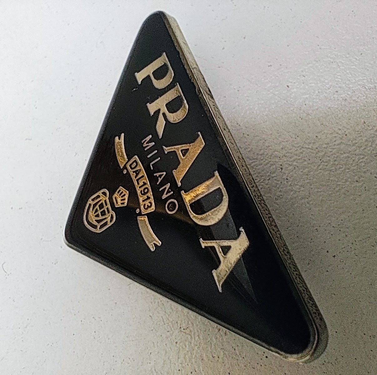 Prada – Spilla Triangolo Smaltato Nero in Acciaio Vintage