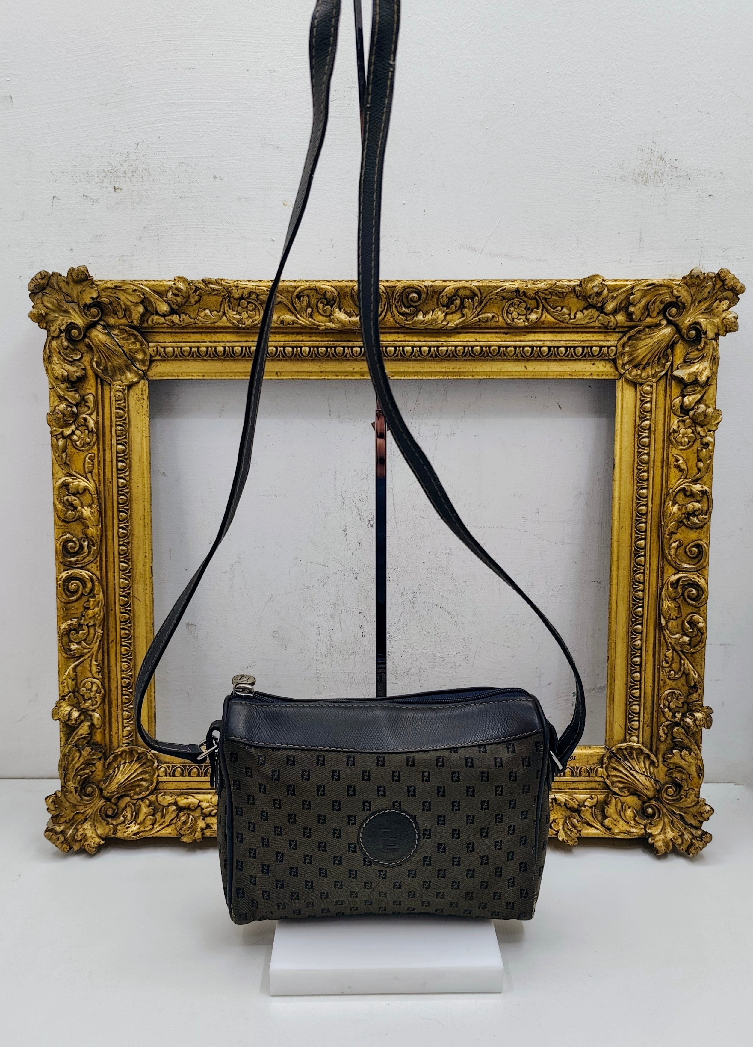 Fendi – Camera Bag Postina a Tracolla in Canvas Grigio e Pelle Blu