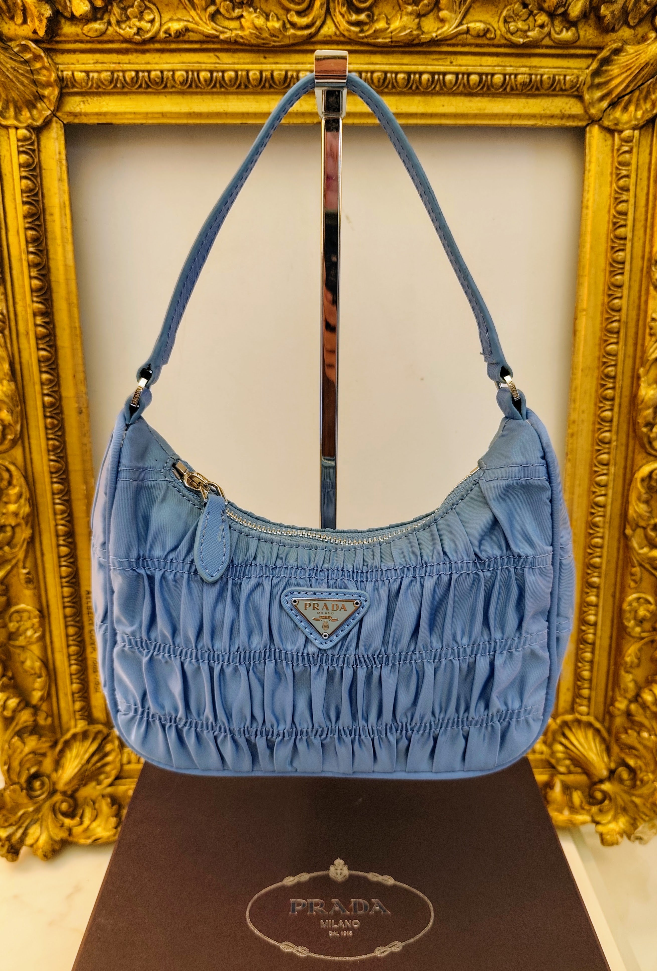 PRADA – Borsa Hobo Re-Edition 2005 Re-Nylon goffrato azzurro