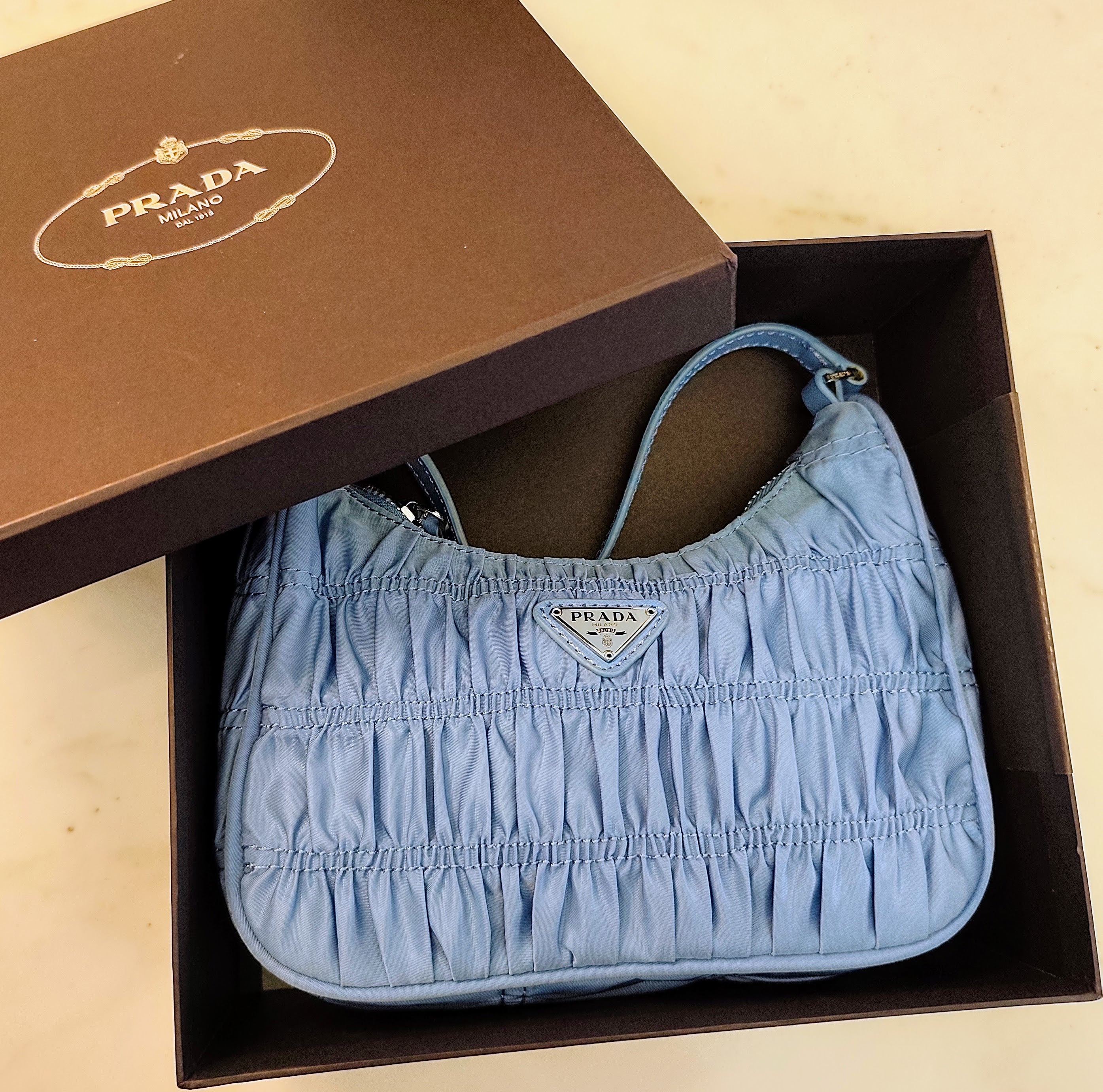 PRADA – Borsa Hobo Re-Edition 2005 Re-Nylon goffrato azzurro