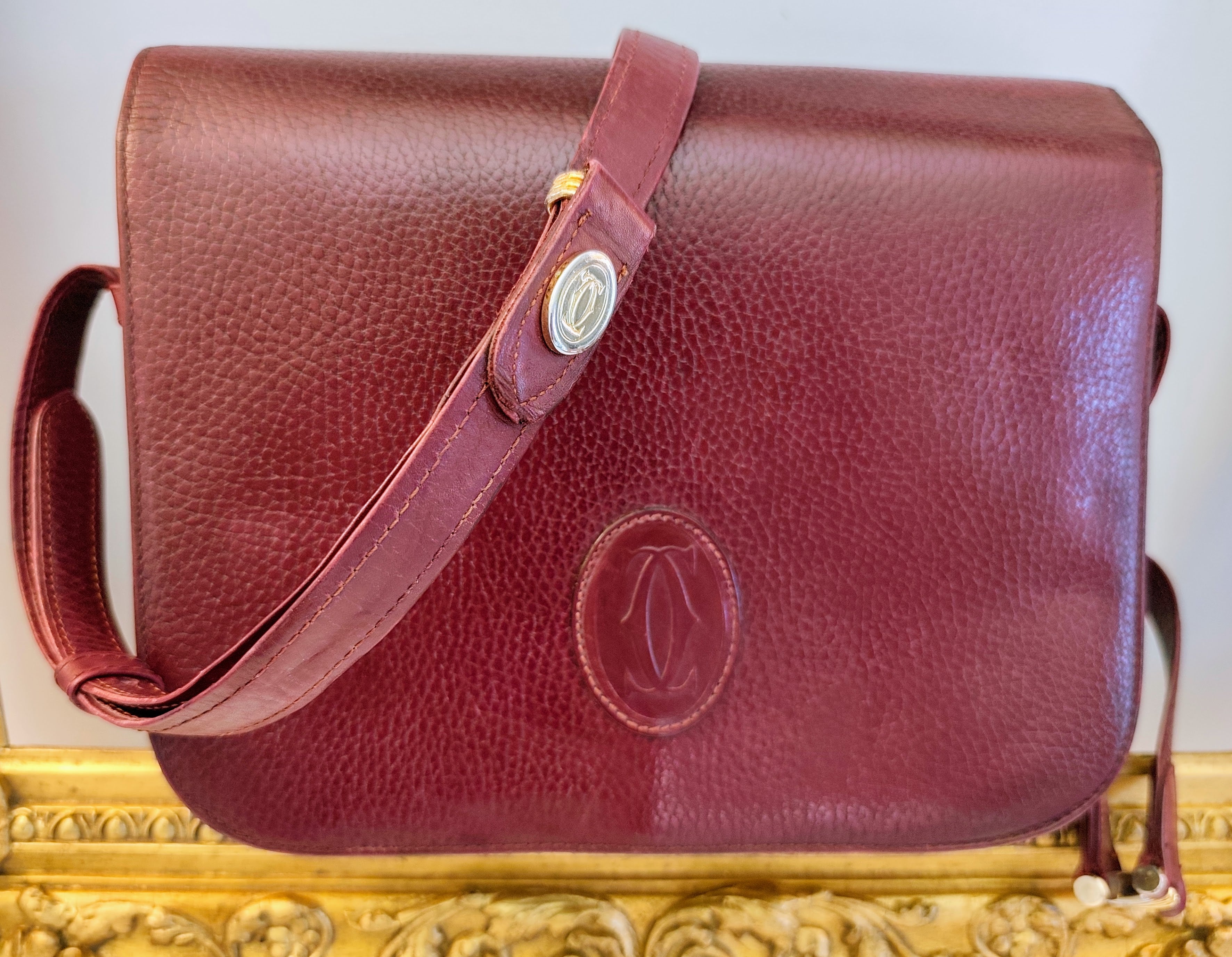 Cartier – Borsa Camera Bag Vintage a Tracolla in Pelle Bordeaux
