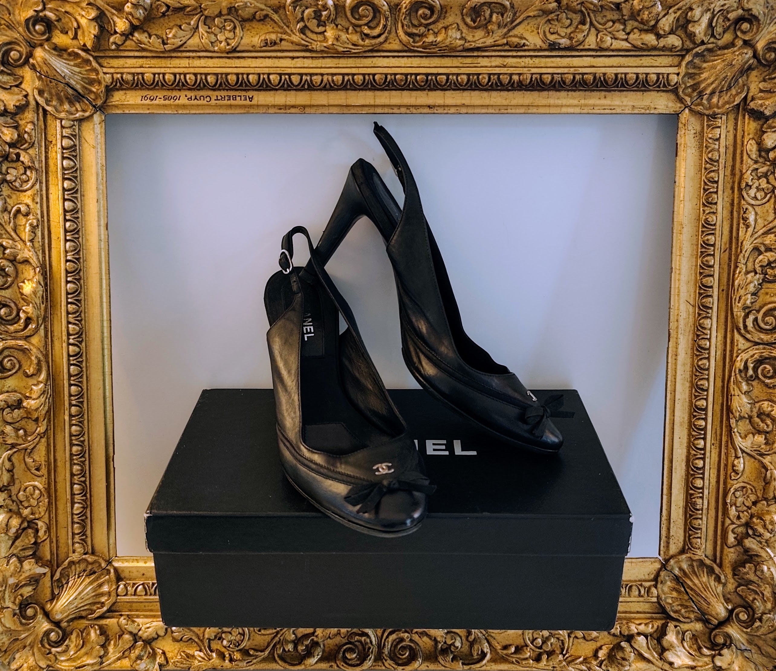 Chanel – Slingback Décolleté in Pelle Nera con Tacco