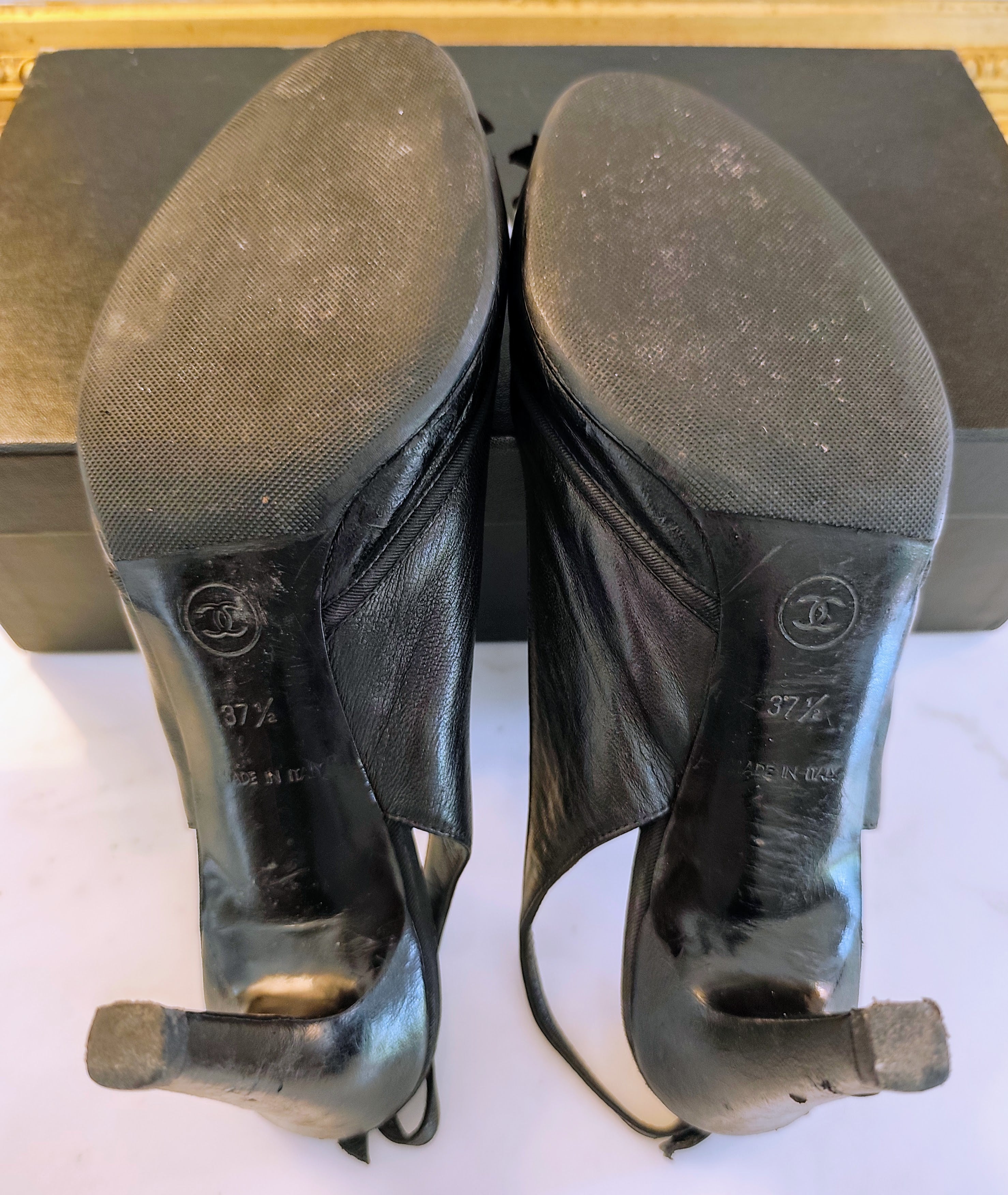 Chanel – Slingback Décolleté in Pelle Nera con Tacco
