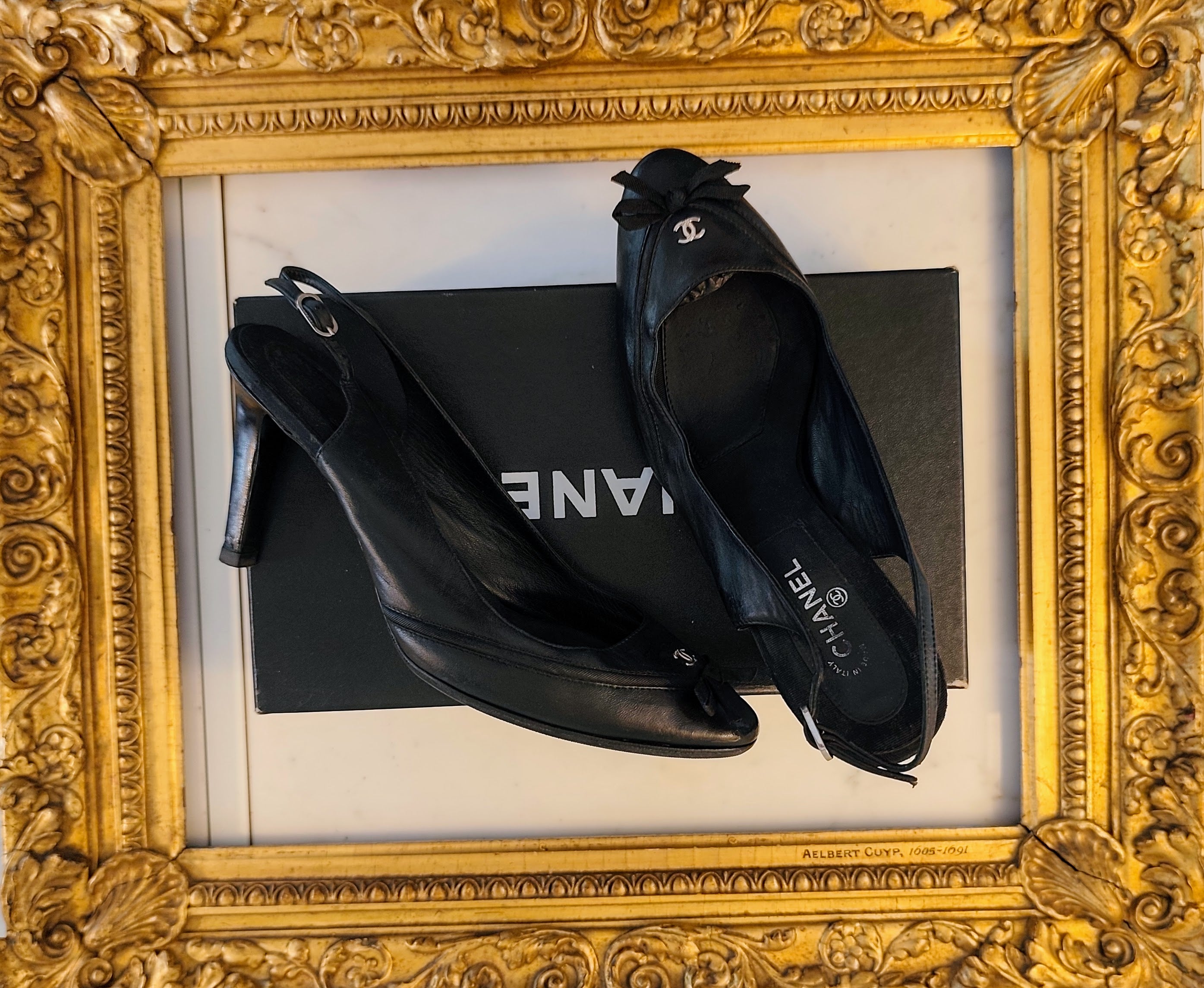 Chanel – Slingback Décolleté in Pelle Nera con Tacco