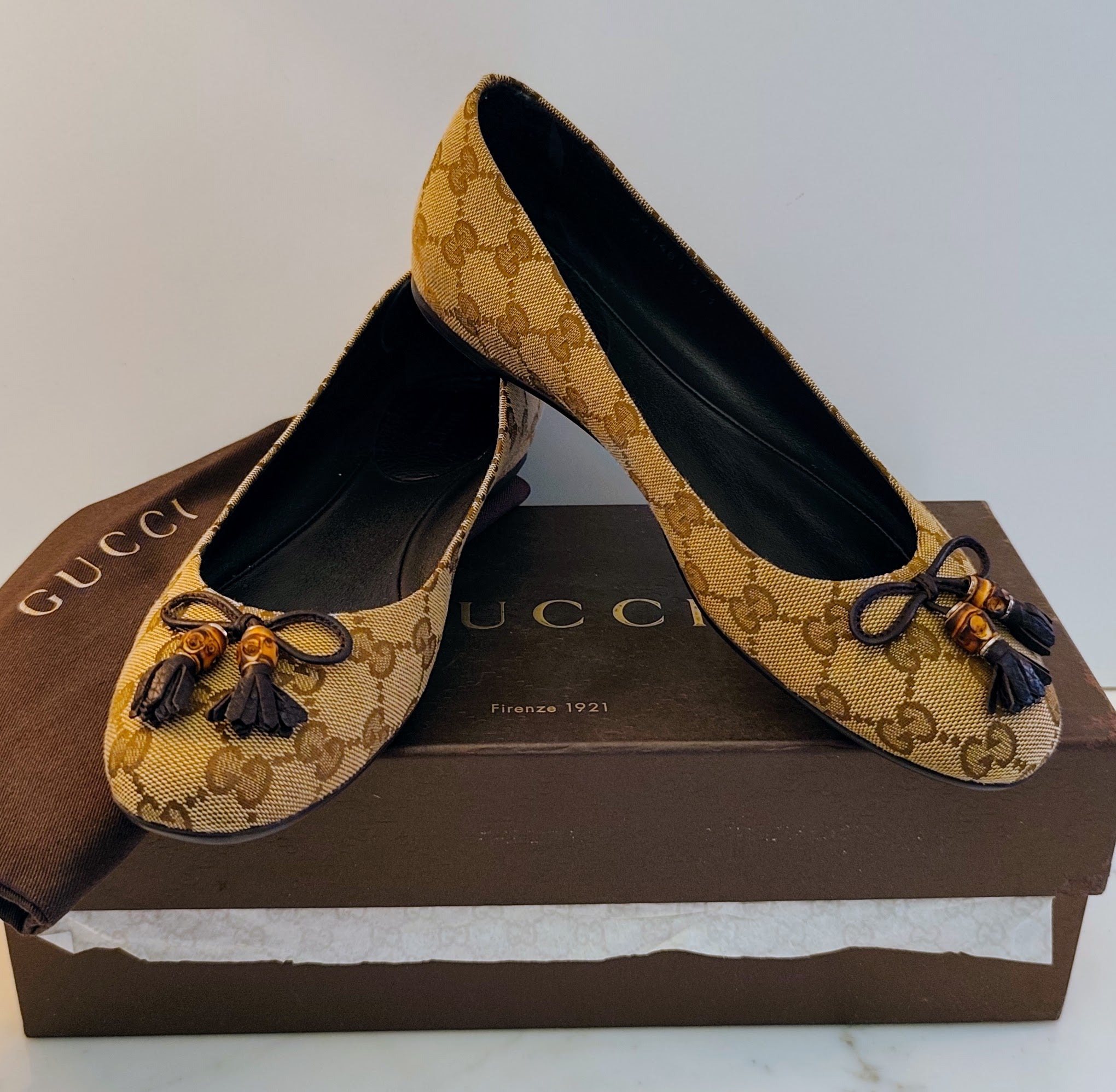 Gucci – Ballerine Tessuto “GG” Beige con Fiocchi e Charm Bamboo Pari al Nuovo Full Set