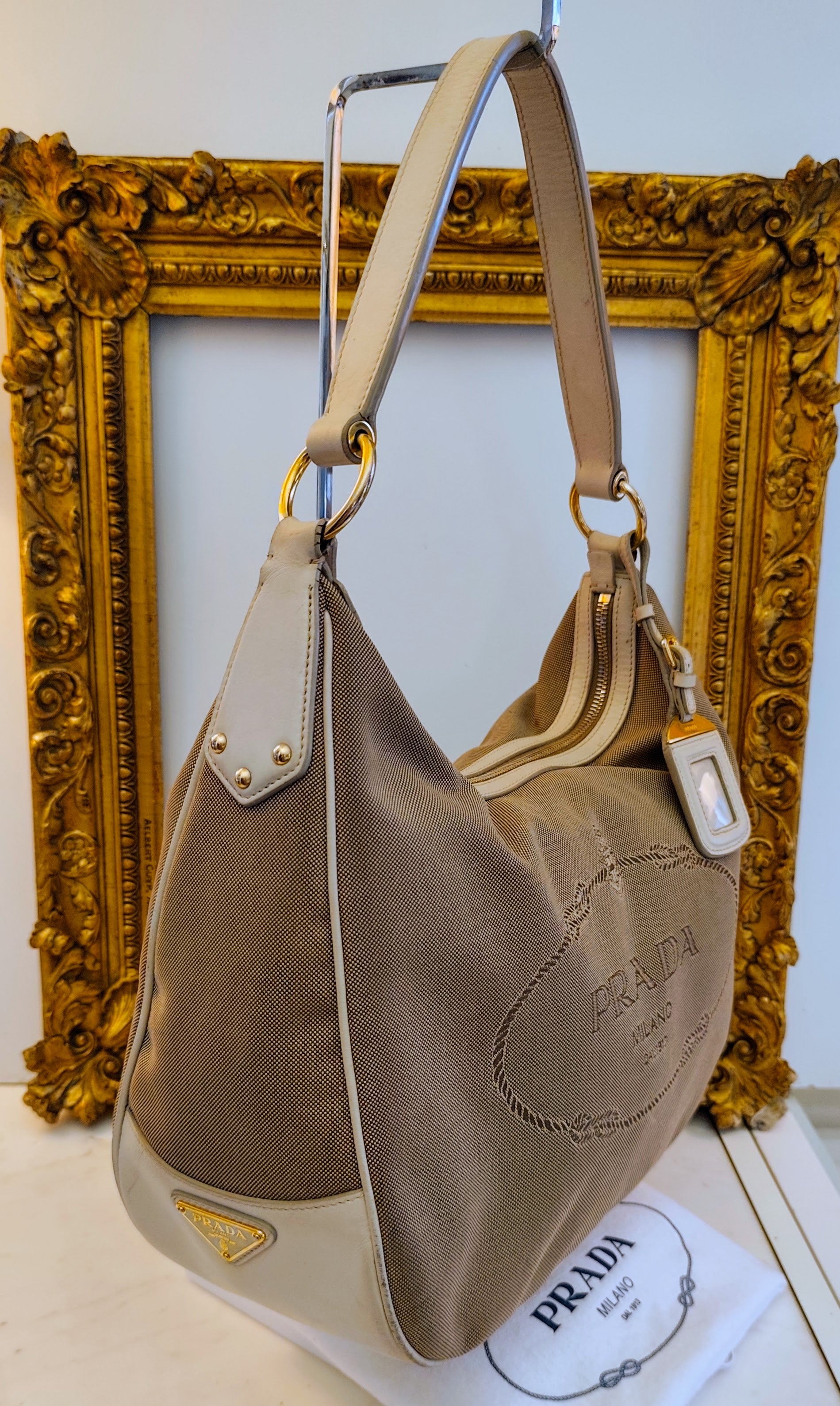 Prada – Hobo Bag Logo Jacquard in Tessuto Beige e Pelle Avorio