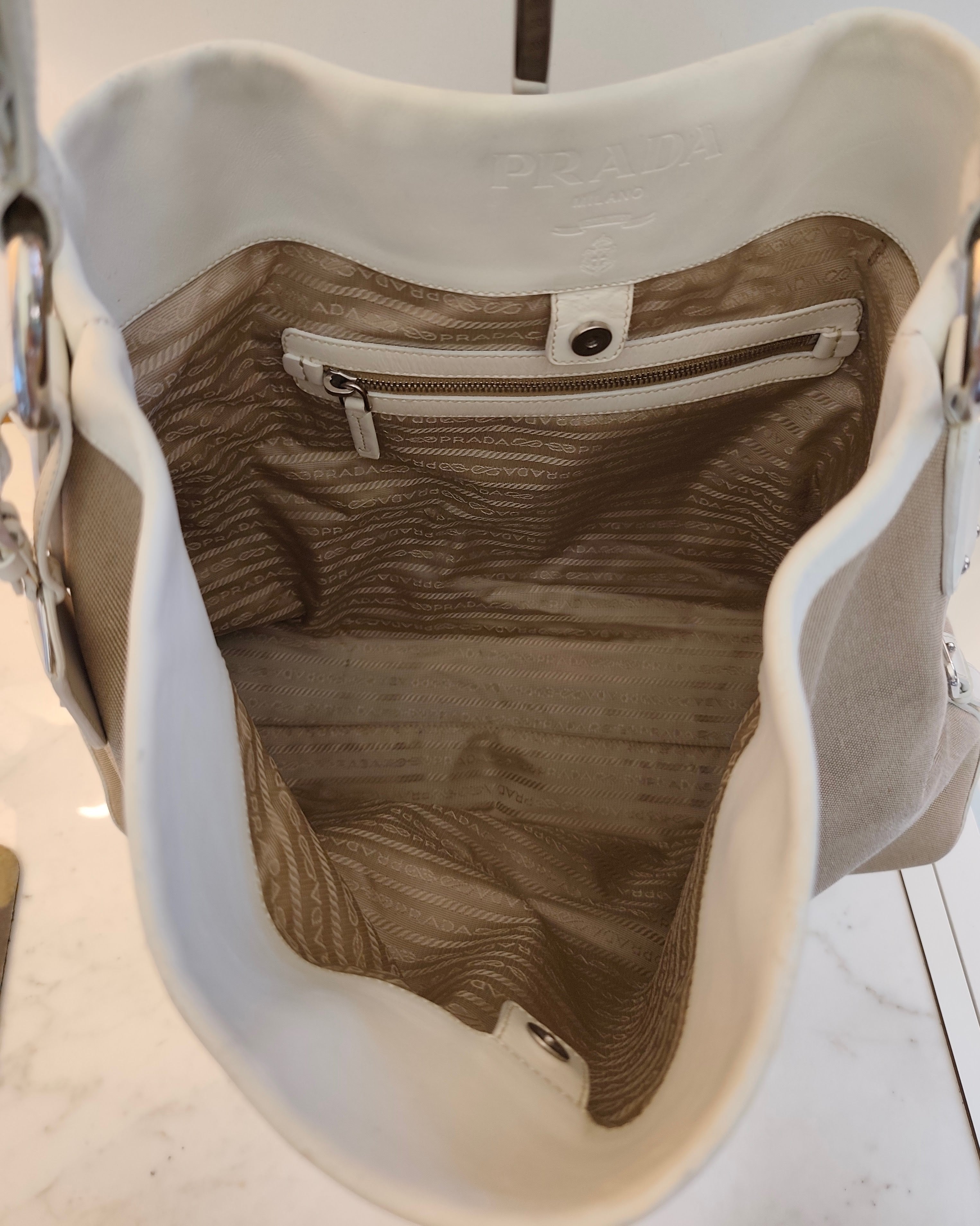 Prada – Hobo Shopper Logo Jacquard Beige e Pelle Bianca