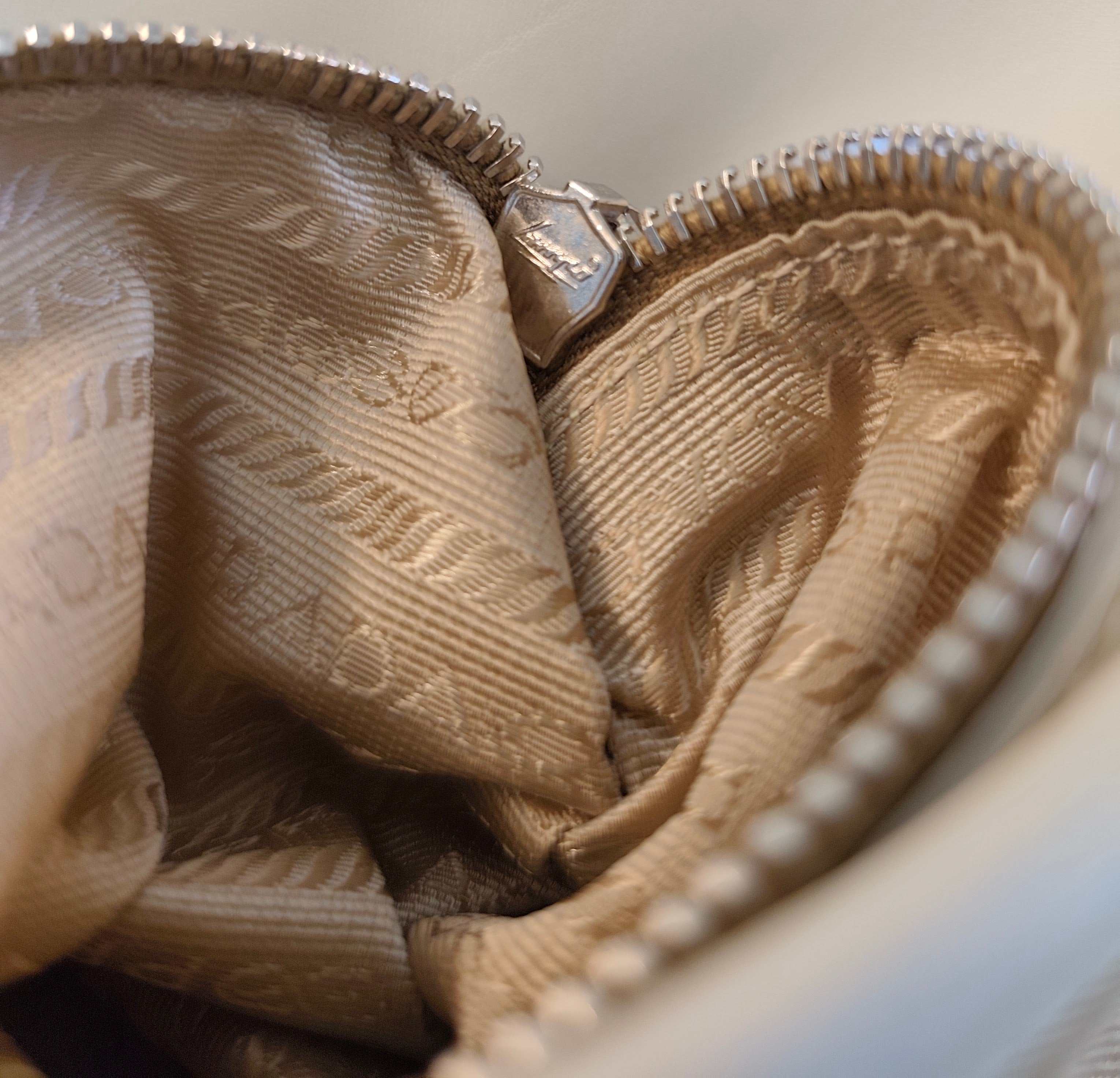 Prada – Hobo Shopper Logo Jacquard Beige e Pelle Bianca