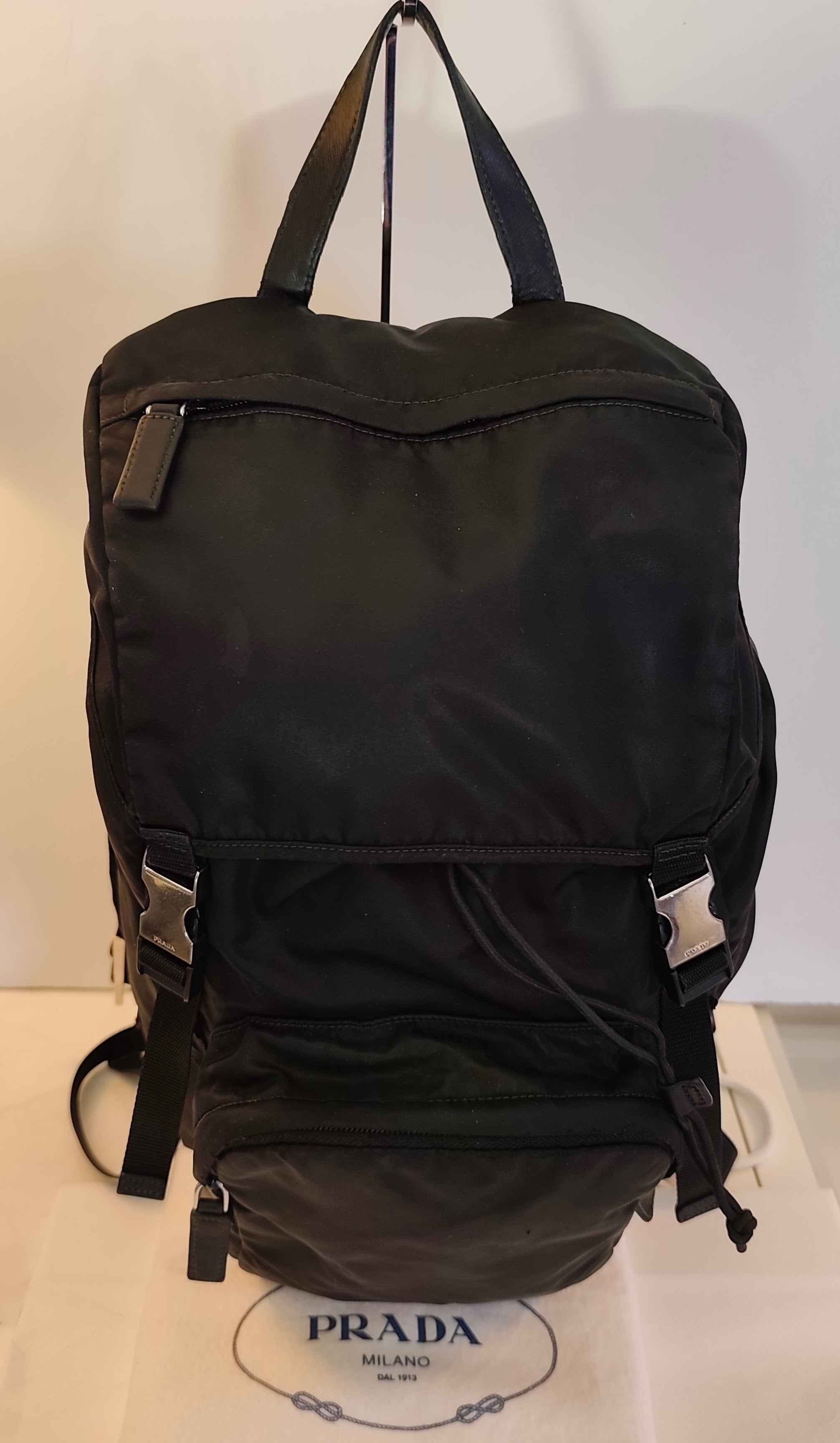Prada – Zaino grande in Re-Nylon Nero Logo Lato