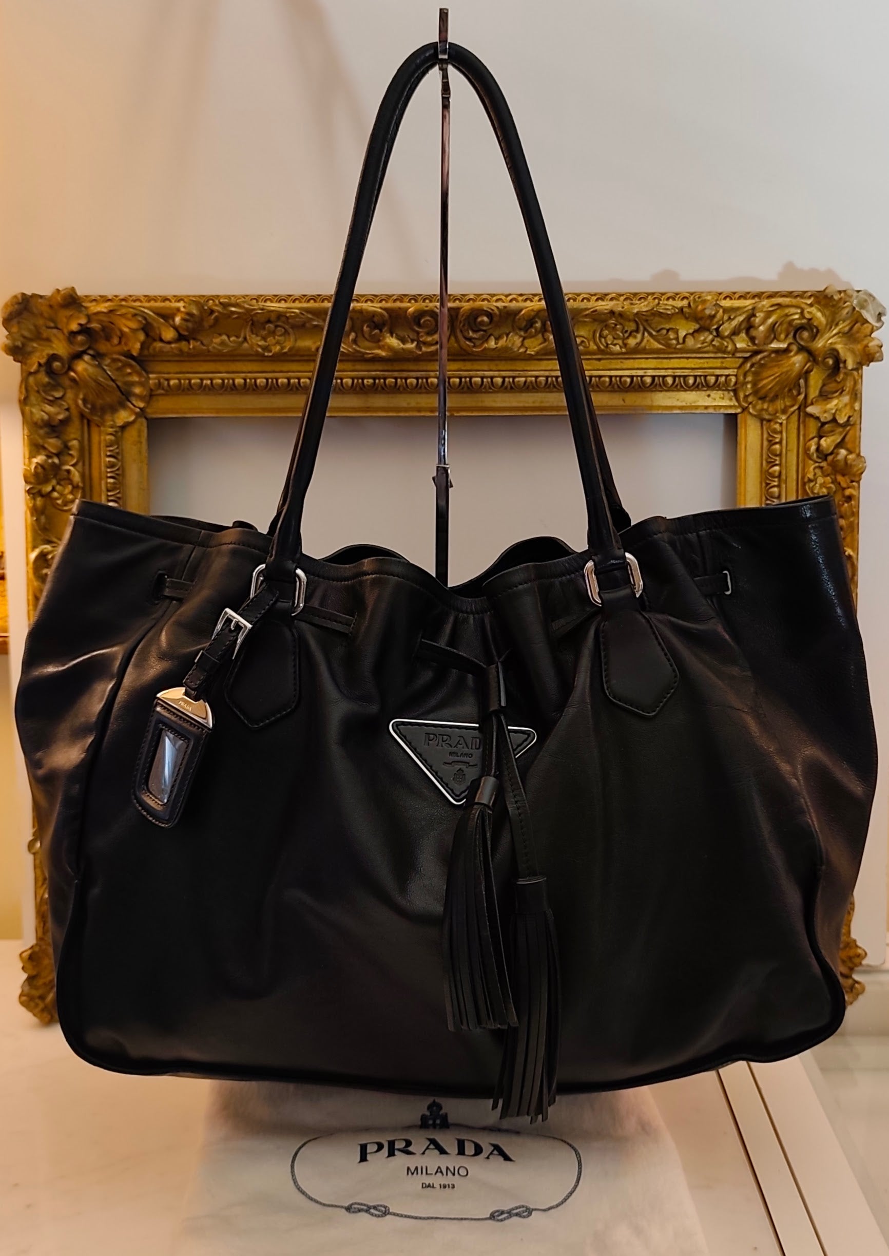 Prada - Borsa a Spalla a Sacco in Pelle Nera con Coulisse e Nappine