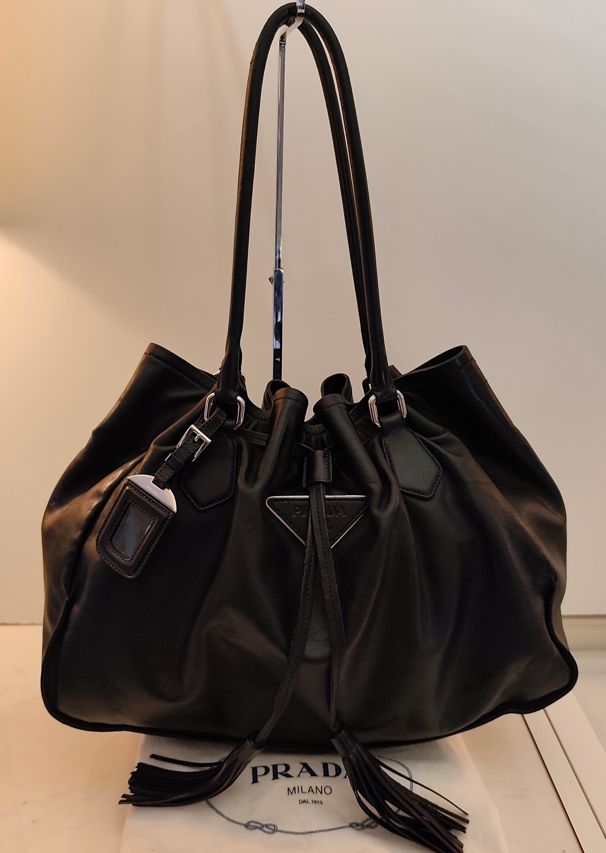 Prada - Borsa a Spalla a Sacco in Pelle Nera con Coulisse e Nappine