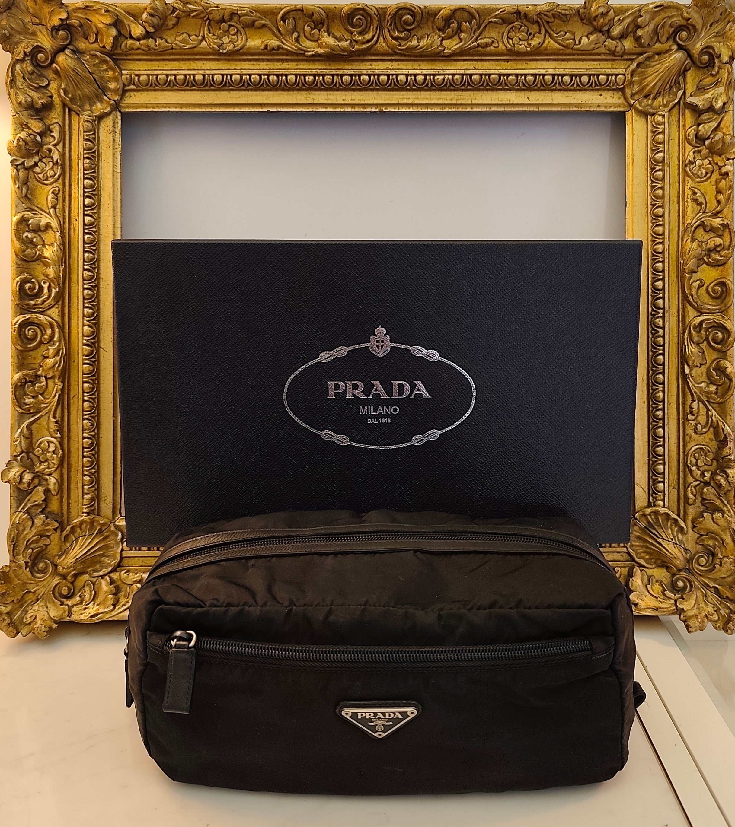 Prada – Trousse da Viaggio in Re-Nylon e Pelle Saffiano Nera