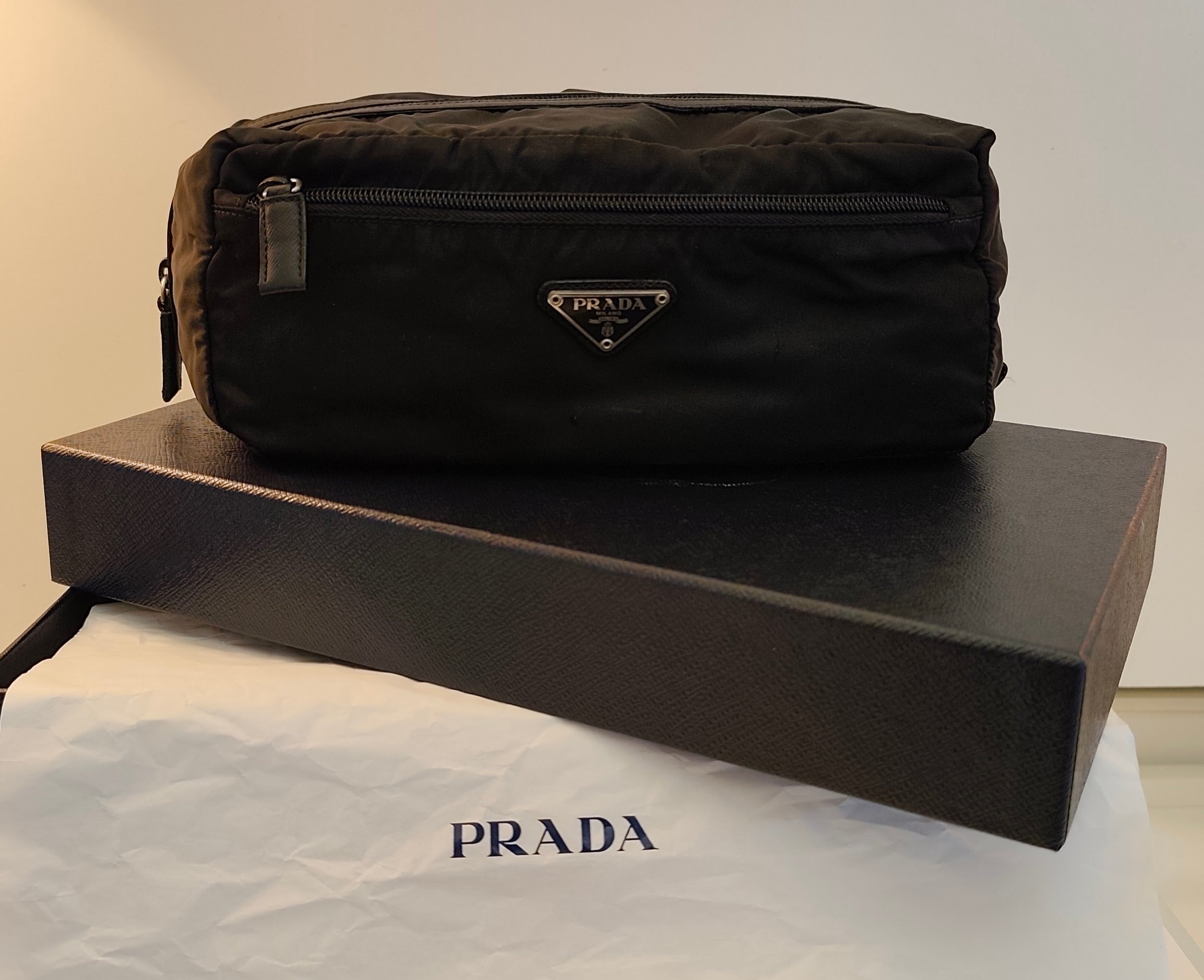 Prada – Trousse da Viaggio in Re-Nylon e Pelle Saffiano Nera