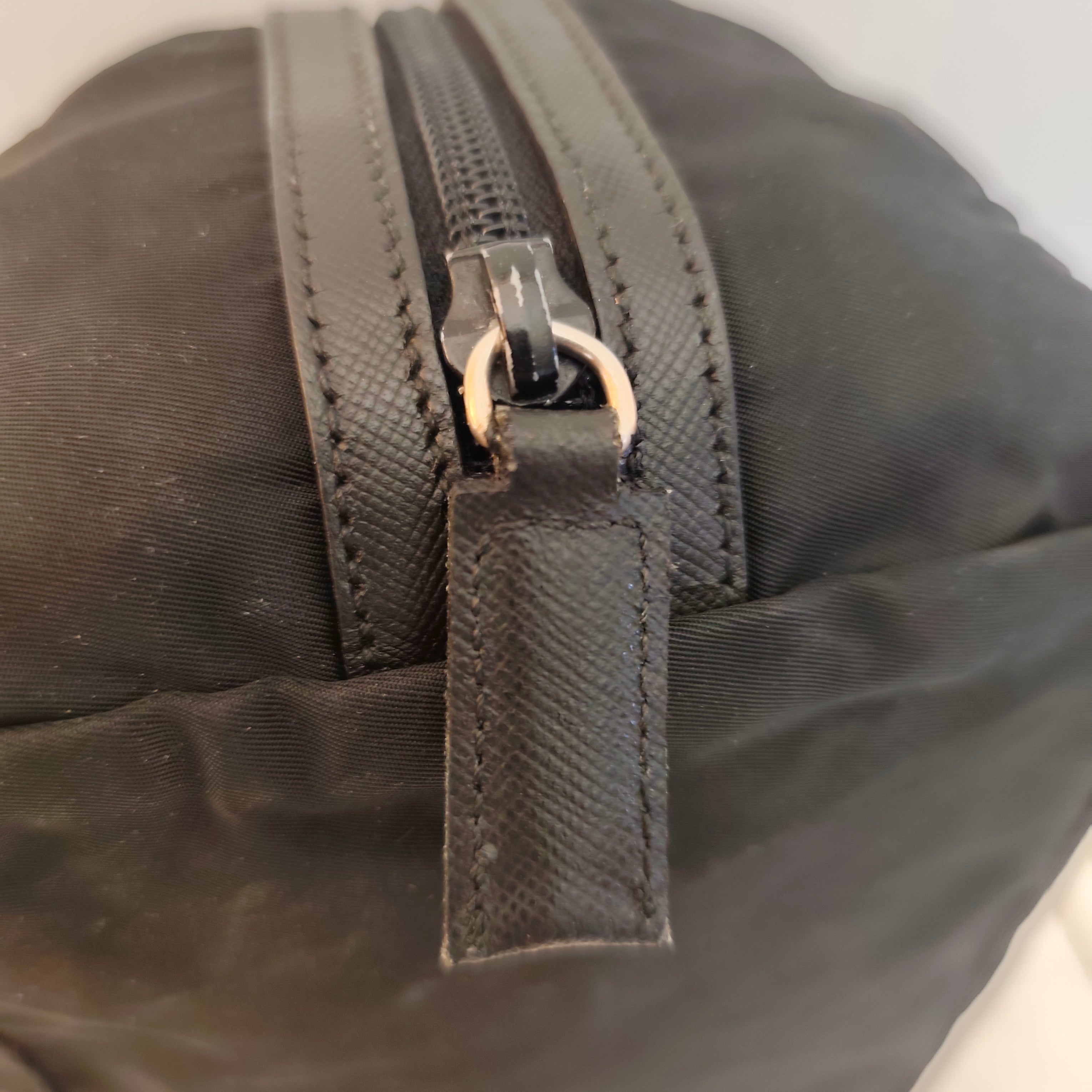Prada – Trousse da Viaggio in Re-Nylon e Pelle Saffiano Nera