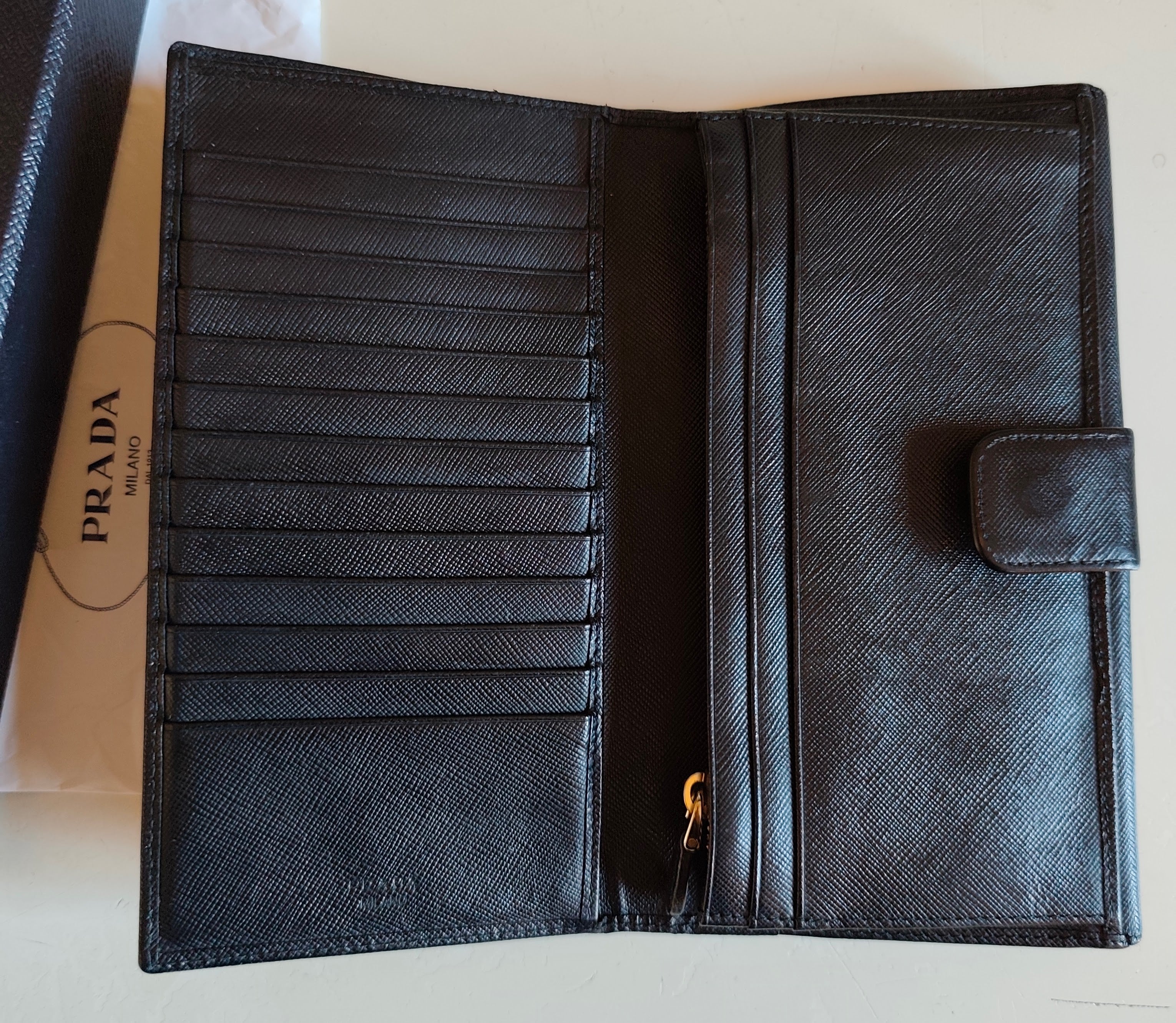 Prada - Portafoglio Donna a Libro Grande in Pelle Saffiano Nera