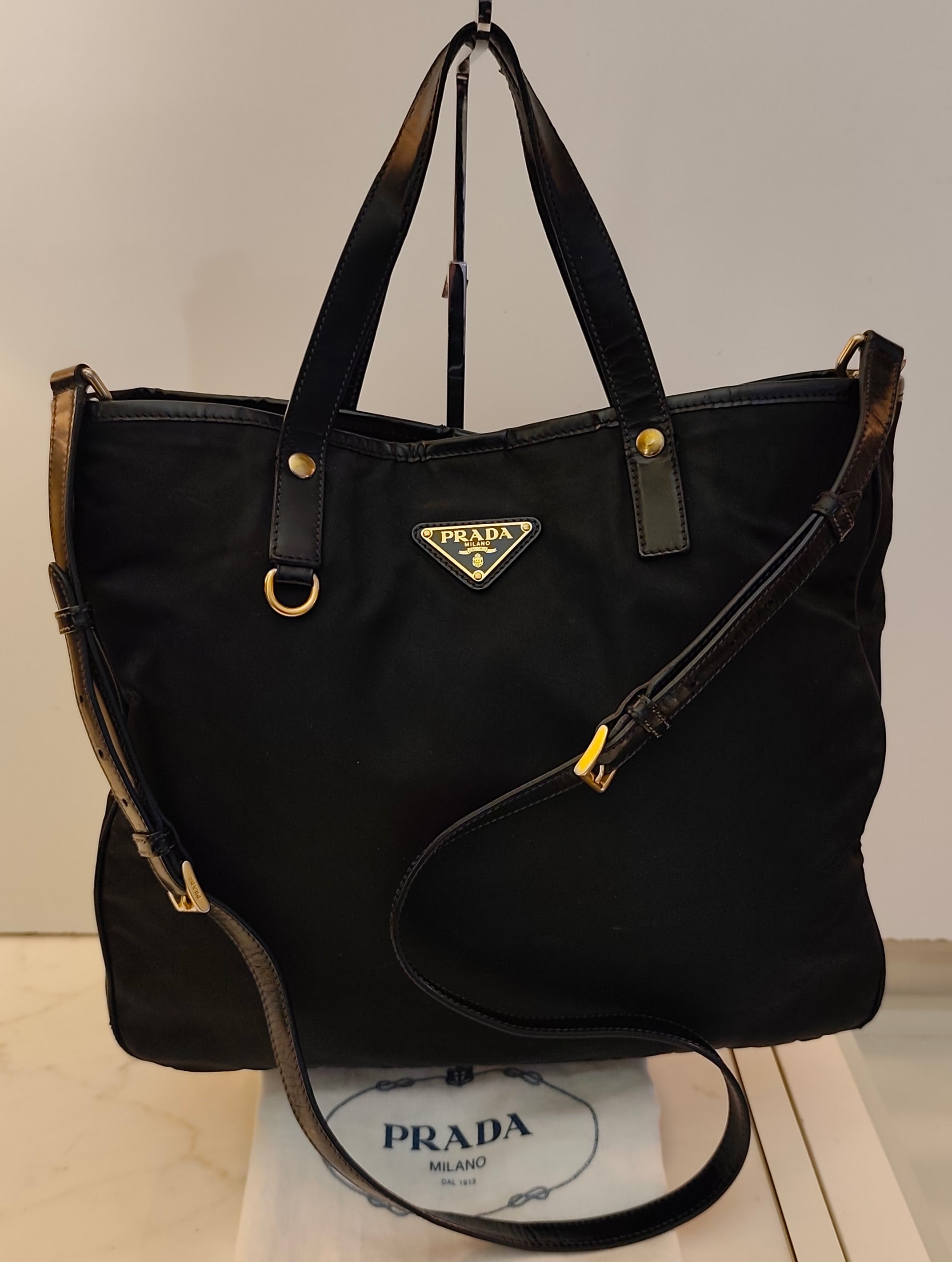 Prada - Borsa tote con tracolla in nylon e pelle nera lucida.