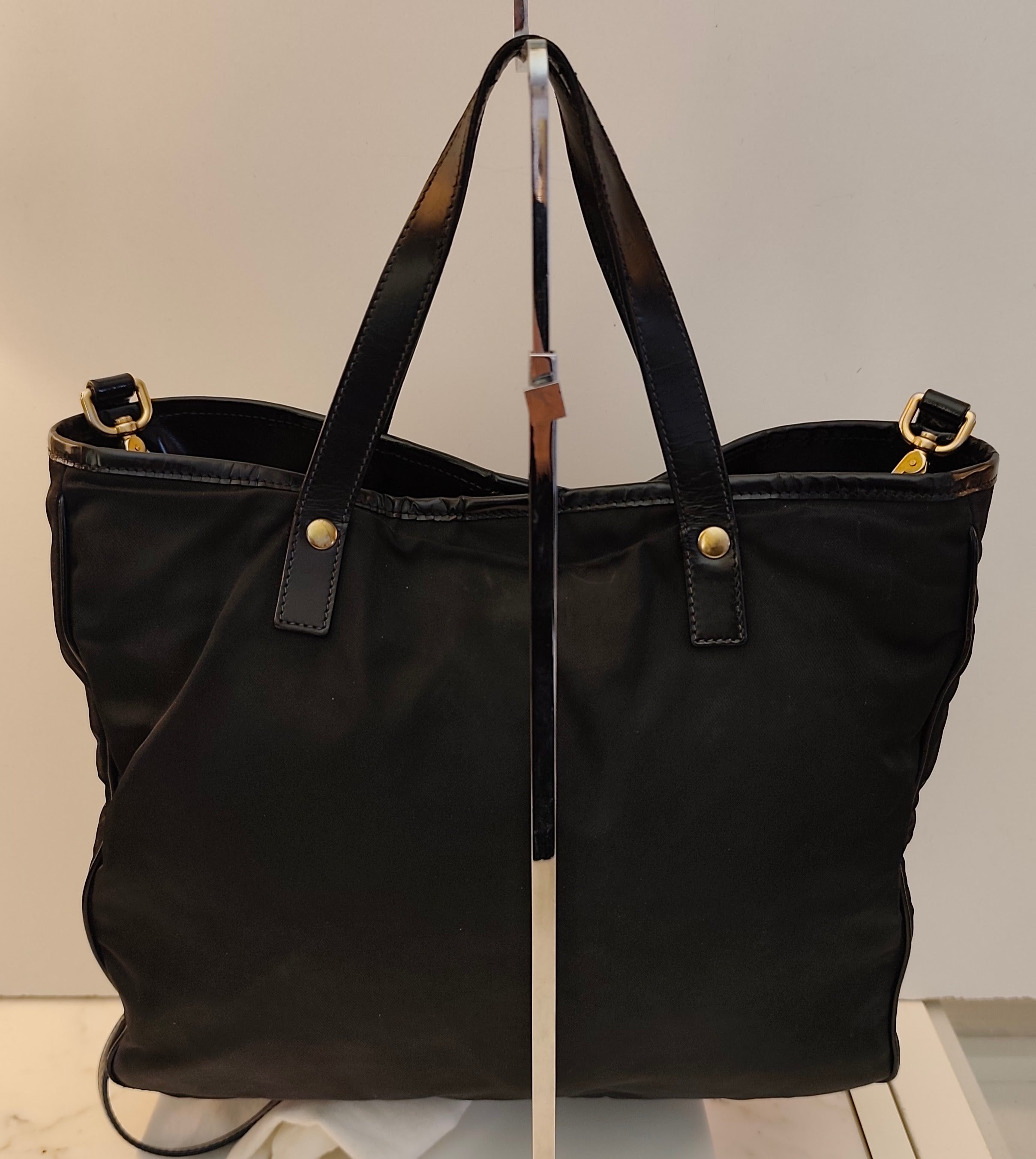 Prada - Borsa tote con tracolla in nylon e pelle nera lucida.