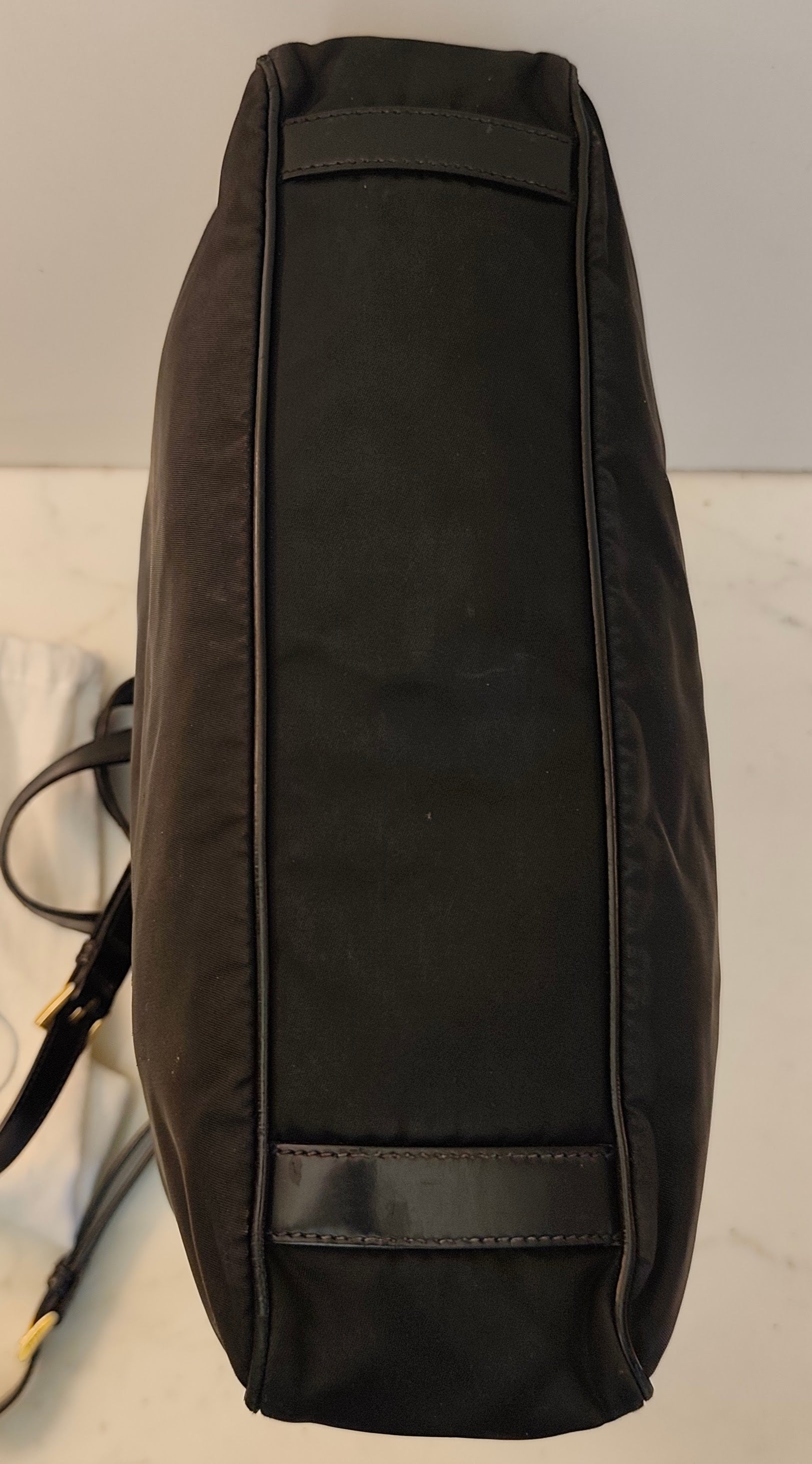 Prada - Borsa tote con tracolla in nylon e pelle nera lucida.