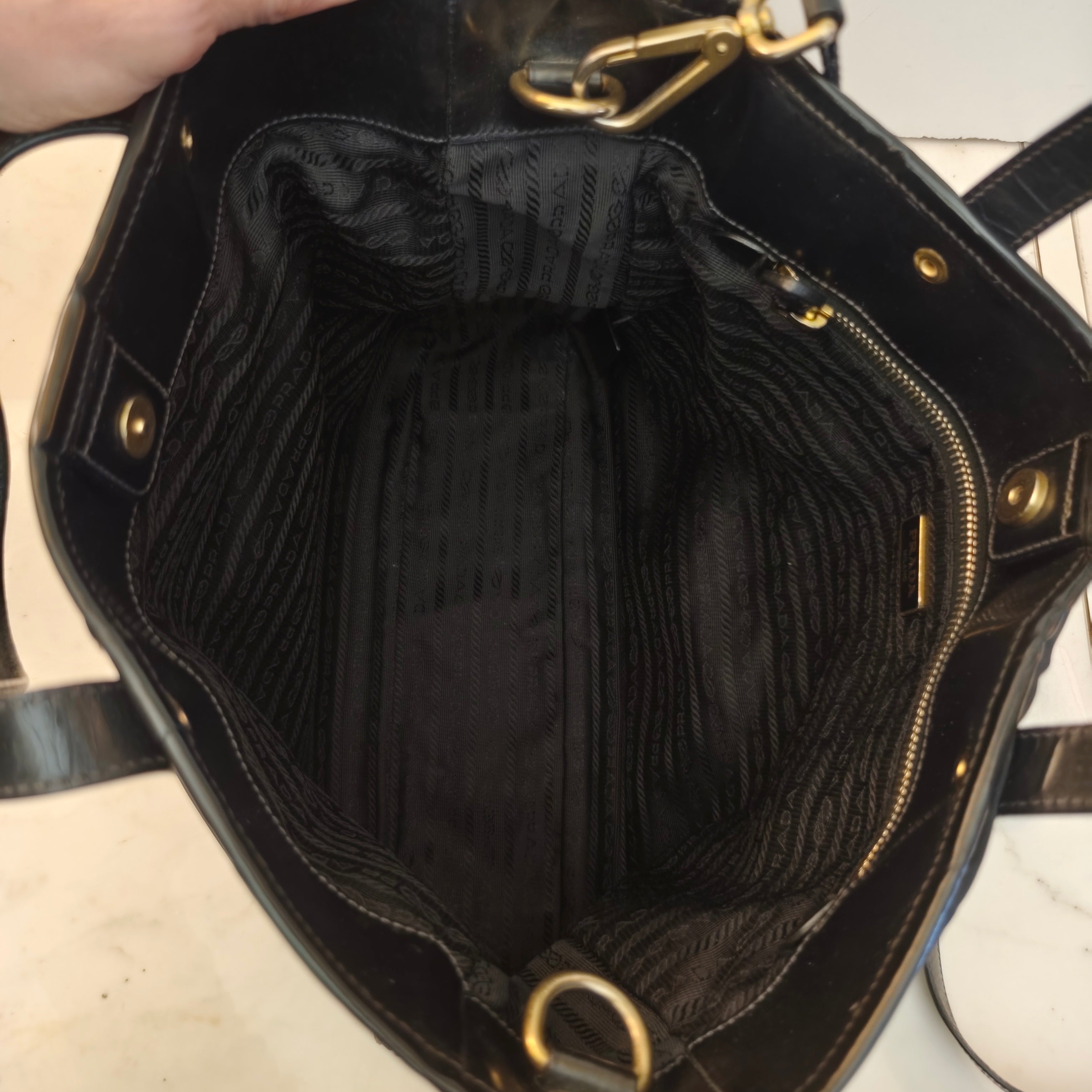 Prada - Borsa tote con tracolla in nylon e pelle nera lucida.